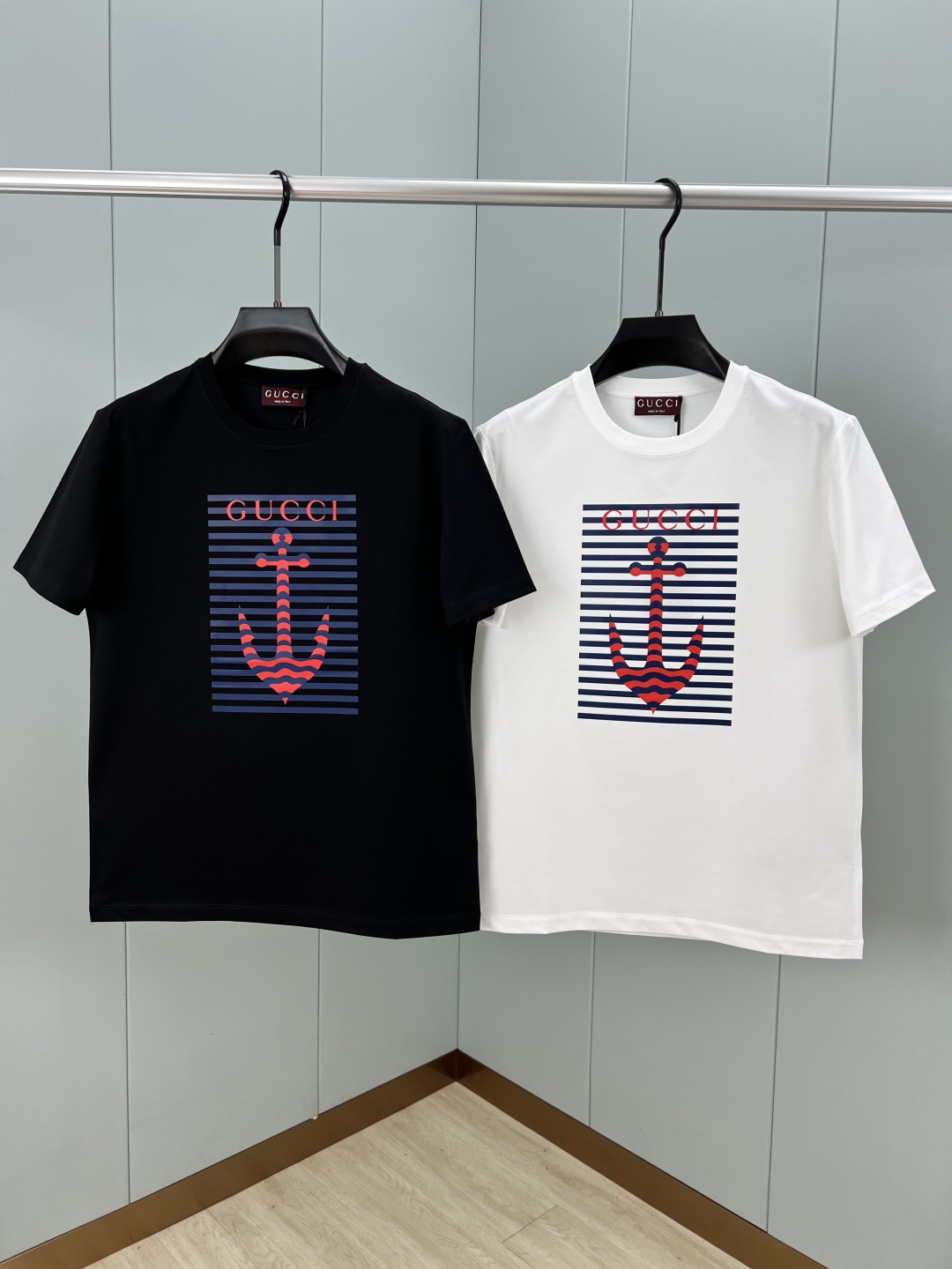 
Gucci.古驰 25夏季新品船锚条纹印花标识短袖T恤，胸前正面缀饰以海洋风设计添姿加彩，缔造理想海派