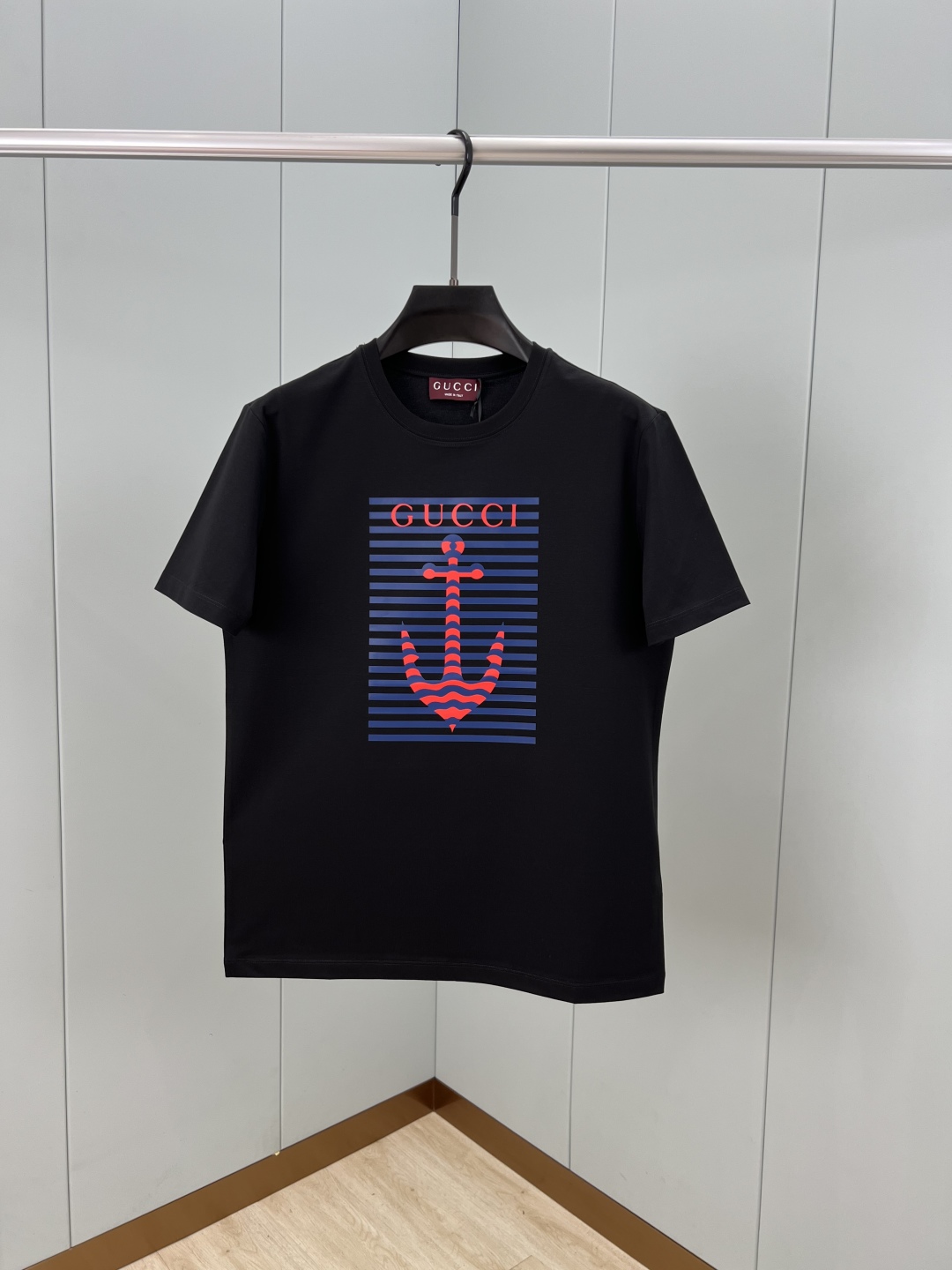
Gucci.古驰 25夏季新品船锚条纹印花标识短袖T恤，胸前正面缀饰以海洋风设计添姿加彩，缔造理想海派