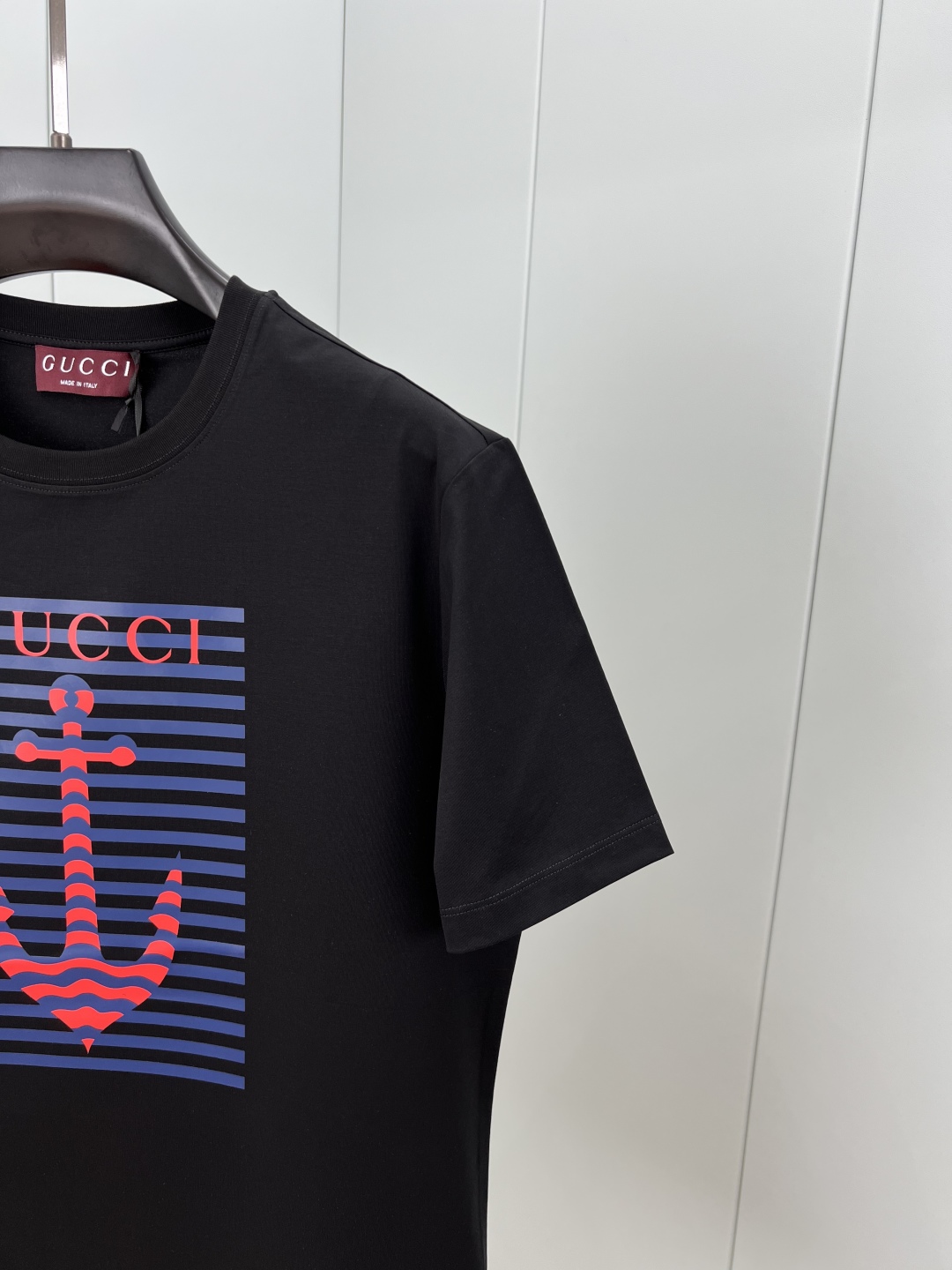 
Gucci.古驰 25夏季新品船锚条纹印花标识短袖T恤，胸前正面缀饰以海洋风设计添姿加彩，缔造理想海派