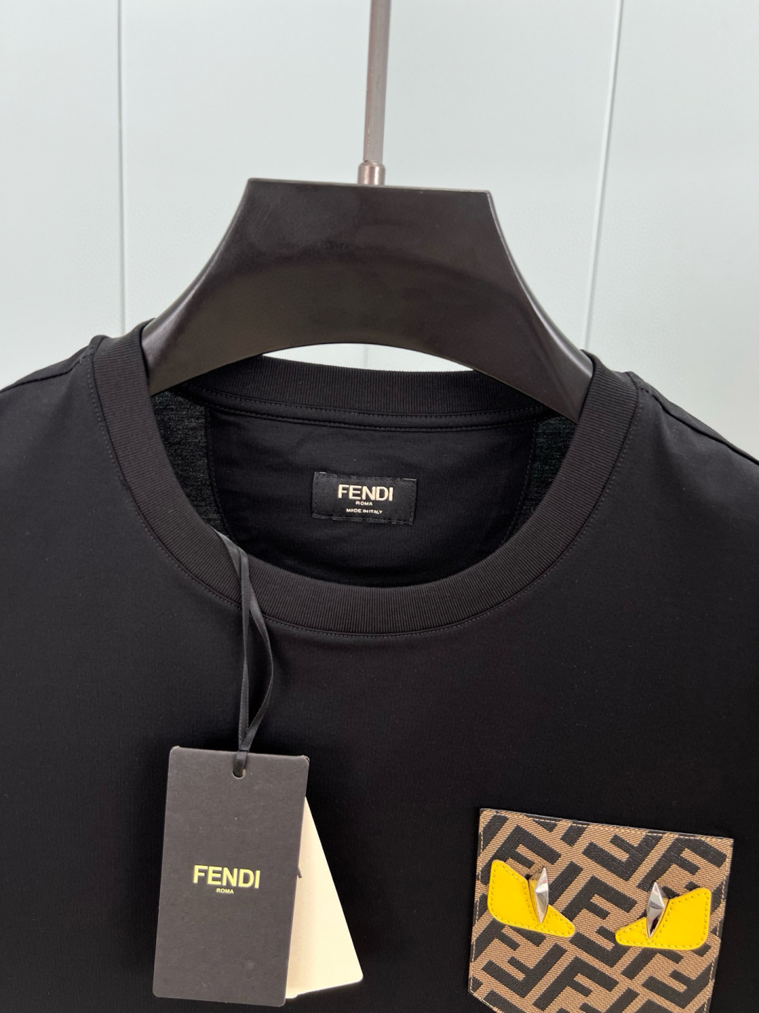  
Fendi.芬迪 25春夏新品老花小怪兽眼睛装饰贴袋短袖T恤，正面胸前饰有棕色贴袋小怪兽五金眼钉设计