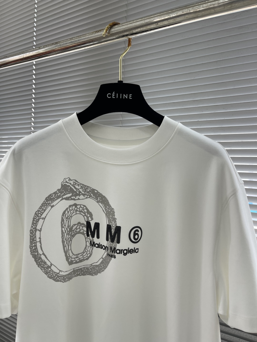  
MM6 马吉拉  2025年早春短袖系列

尺码M-5XL
版型微阔短袖T
成份罗马棉平纹面料，24