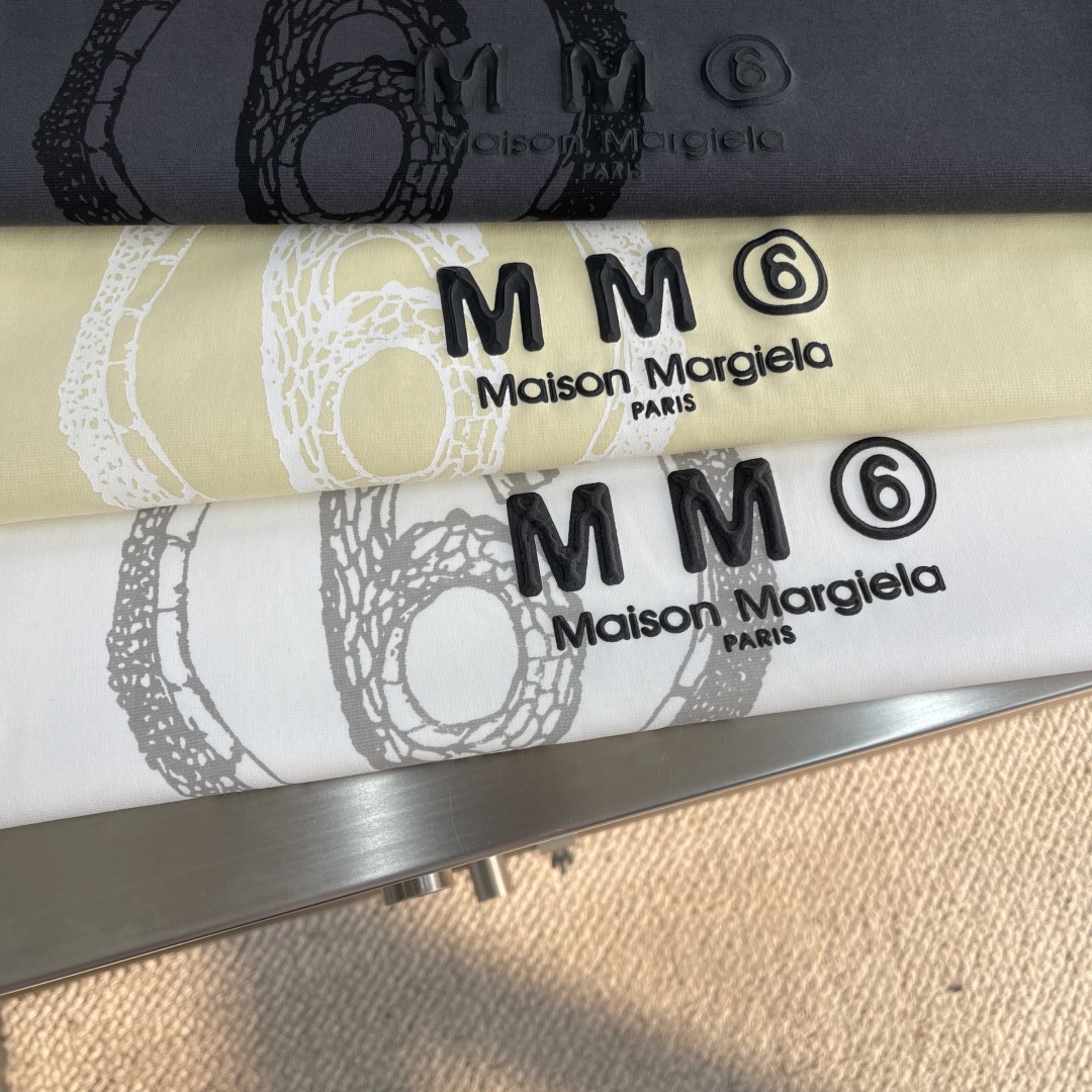  
MM6 马吉拉  2025年早春短袖系列

尺码M-5XL
版型微阔短袖T
成份罗马棉平纹面料，24