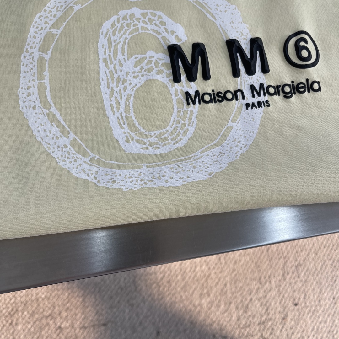  
MM6 马吉拉  2025年早春短袖系列

尺码M-5XL
版型微阔短袖T
成份罗马棉平纹面料，24