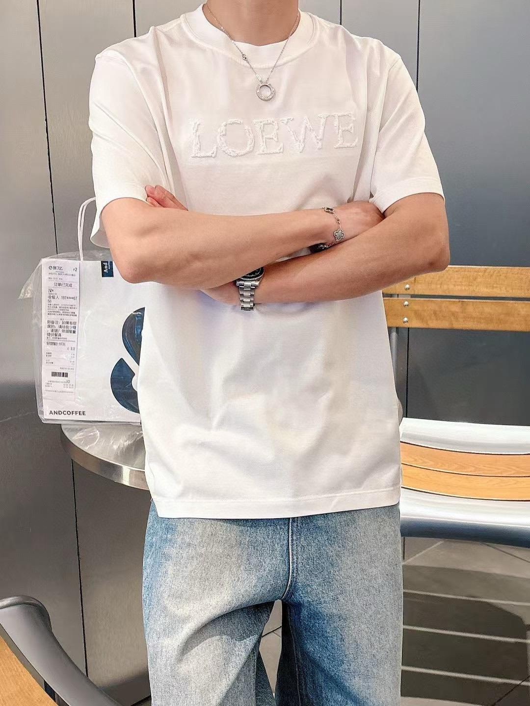  
（L😀EWE）短袖系列
季度：2025春夏
颜色：黑色 白色 浅灰 卡其色
尺码   m-5xL
版