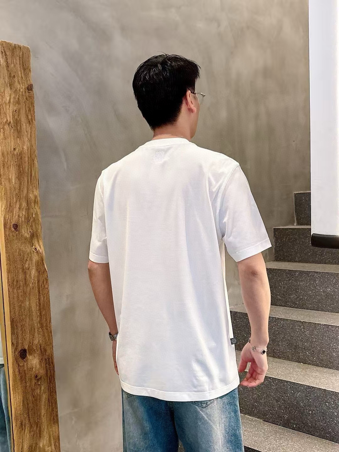  
（L😀EWE）短袖系列
季度：2025春夏
颜色：黑色 白色 浅灰 卡其色
尺码   m-5xL
版