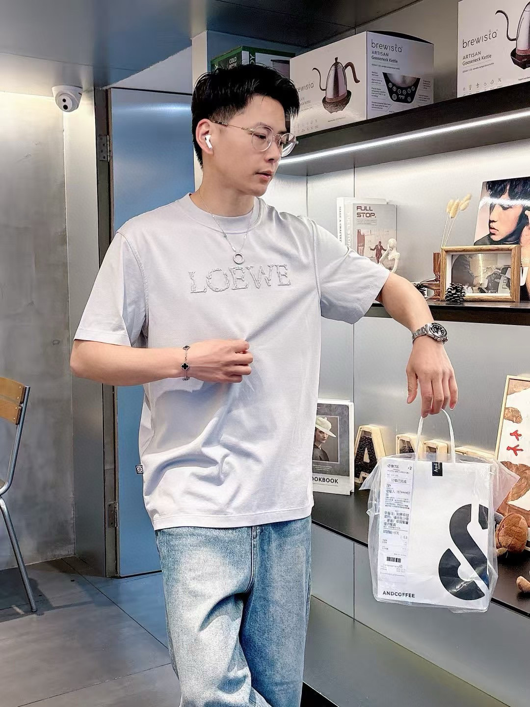  
（L😀EWE）短袖系列
季度：2025春夏
颜色：黑色 白色 浅灰 卡其色
尺码   m-5xL
版