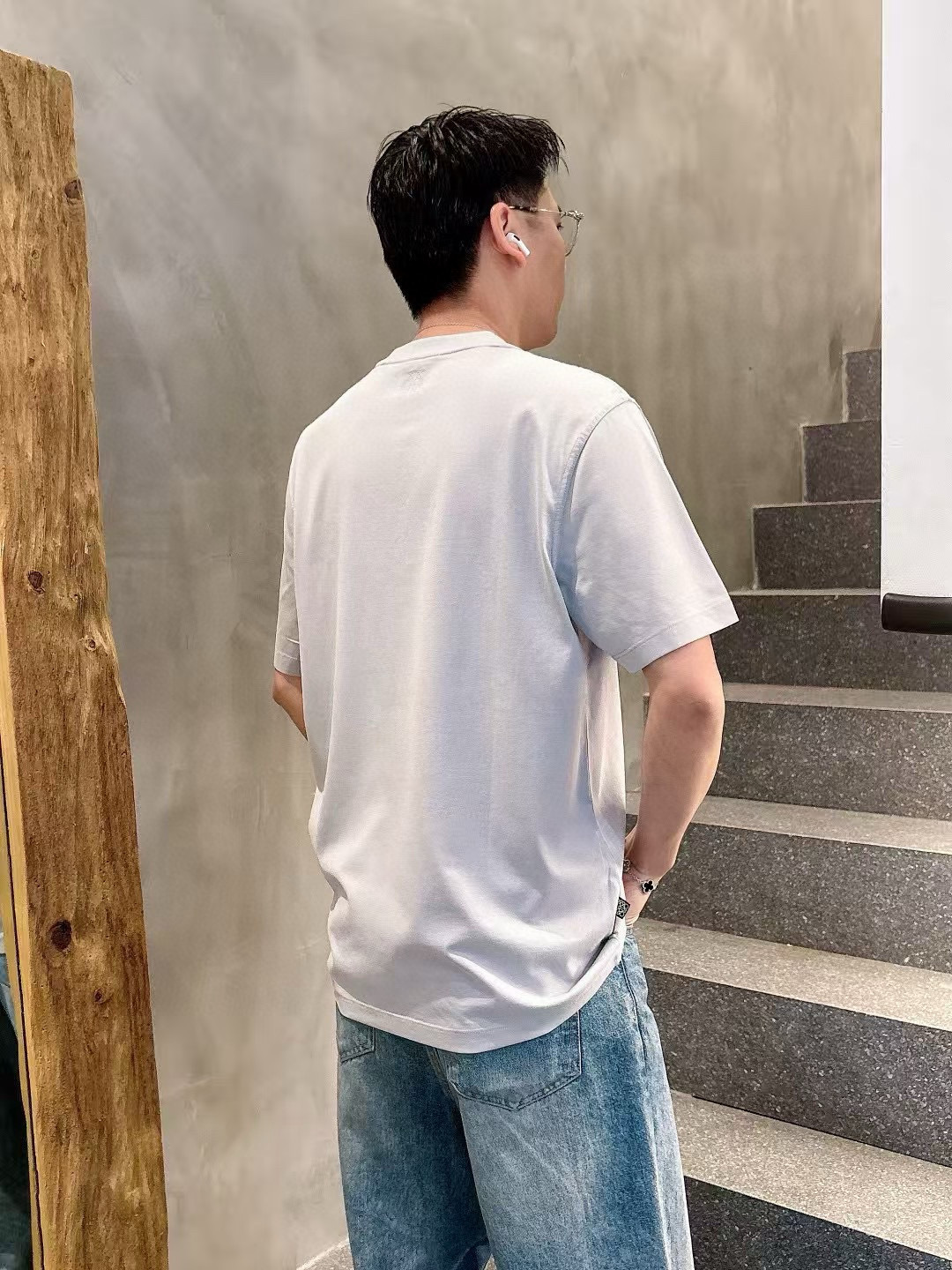  
（L😀EWE）短袖系列
季度：2025春夏
颜色：黑色 白色 浅灰 卡其色
尺码   m-5xL
版
