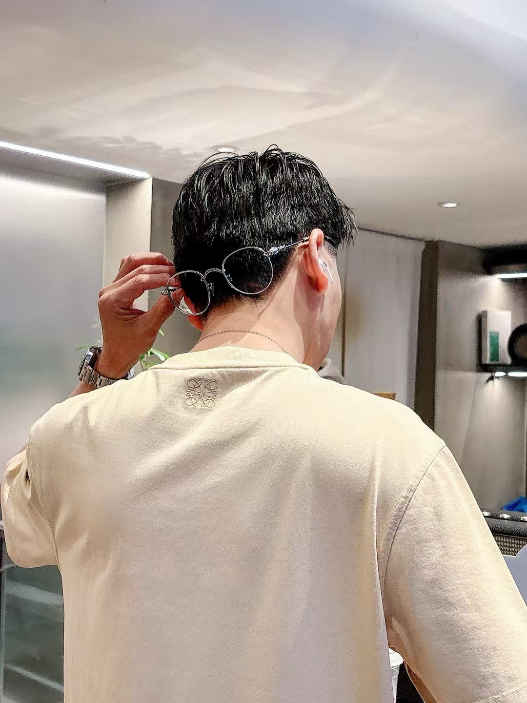  
（L😀EWE）短袖系列
季度：2025春夏
颜色：黑色 白色 浅灰 卡其色
尺码   m-5xL
版