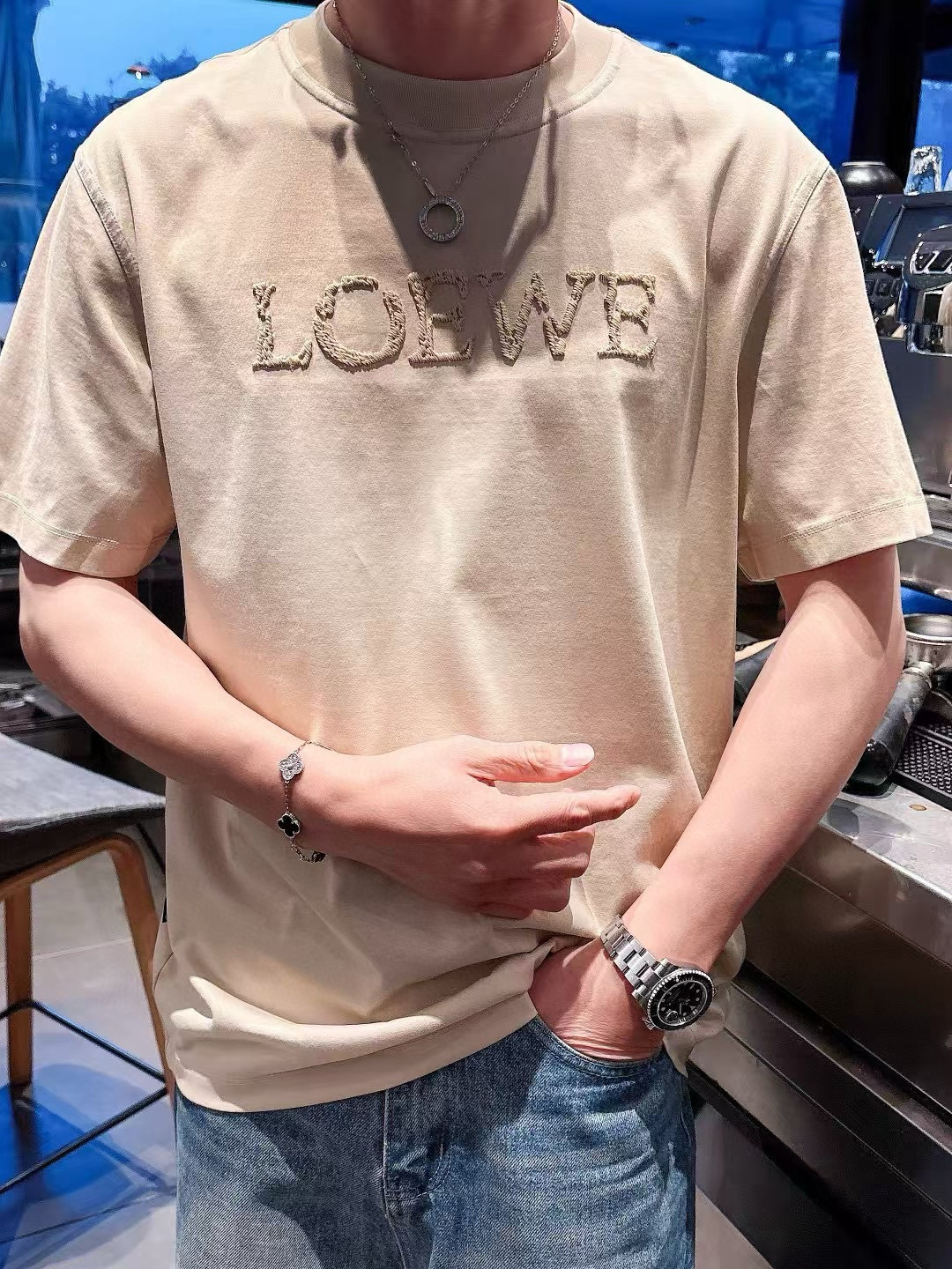  
（L😀EWE）短袖系列
季度：2025春夏
颜色：黑色 白色 浅灰 卡其色
尺码   m-5xL
版