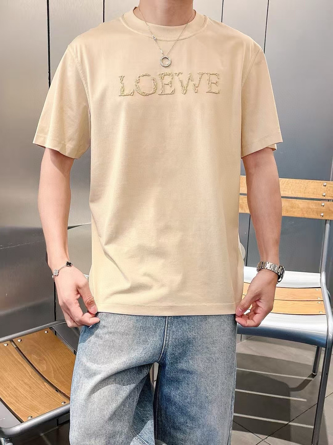  
（L😀EWE）短袖系列
季度：2025春夏
颜色：黑色 白色 浅灰 卡其色
尺码   m-5xL
版