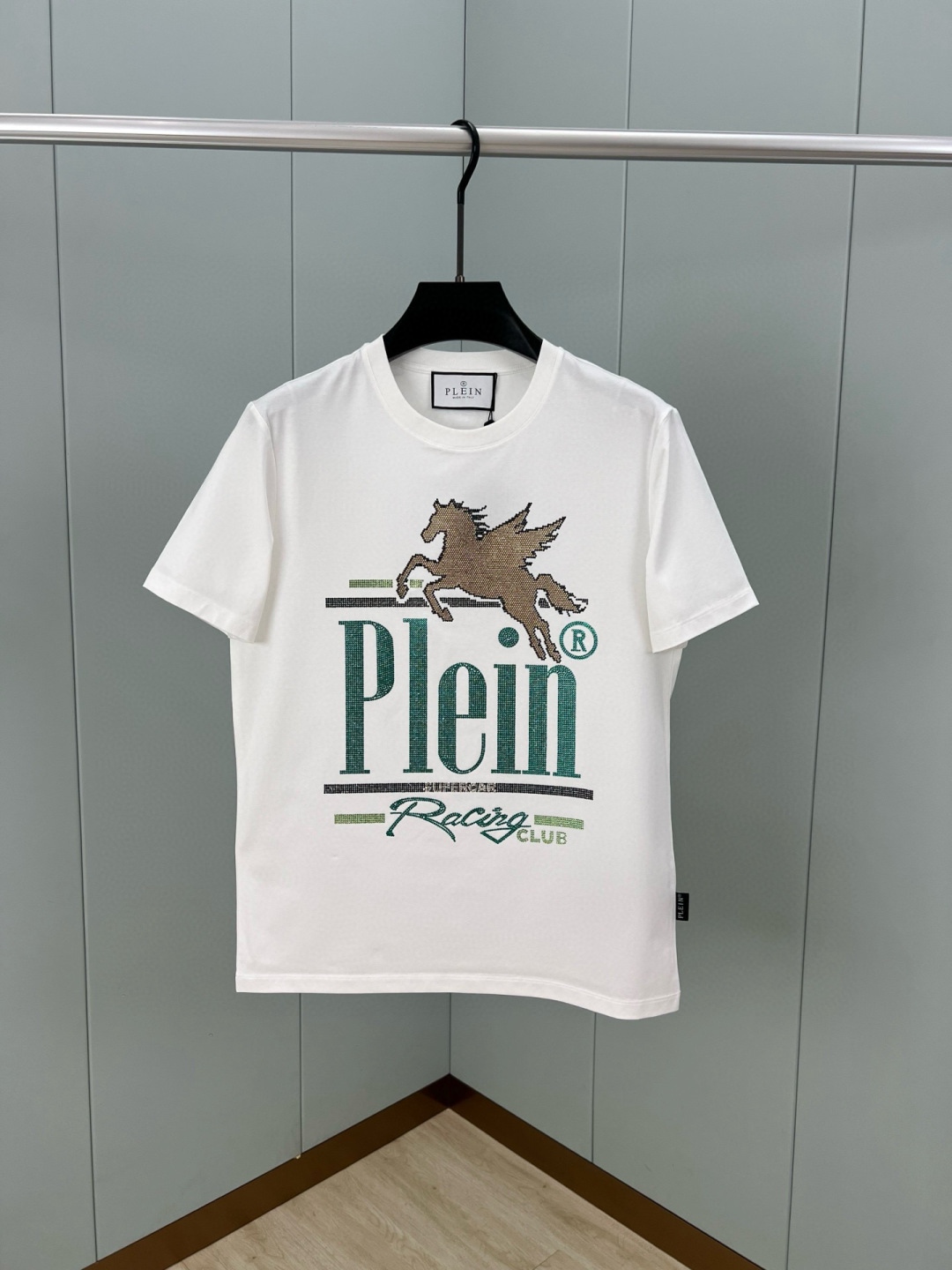 
PHILIPP PLEIN 25春夏新品男士Racing Club水晶标识短袖圆领T恤，背面饰有经典P