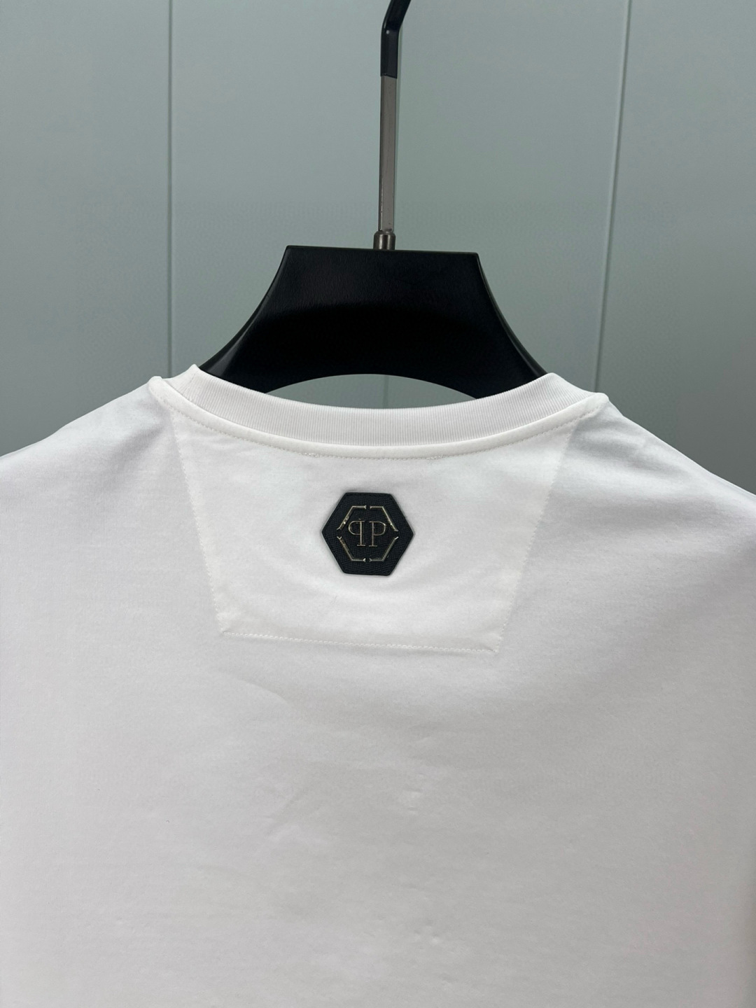 
PHILIPP PLEIN 25春夏新品男士Racing Club水晶标识短袖圆领T恤，背面饰有经典P