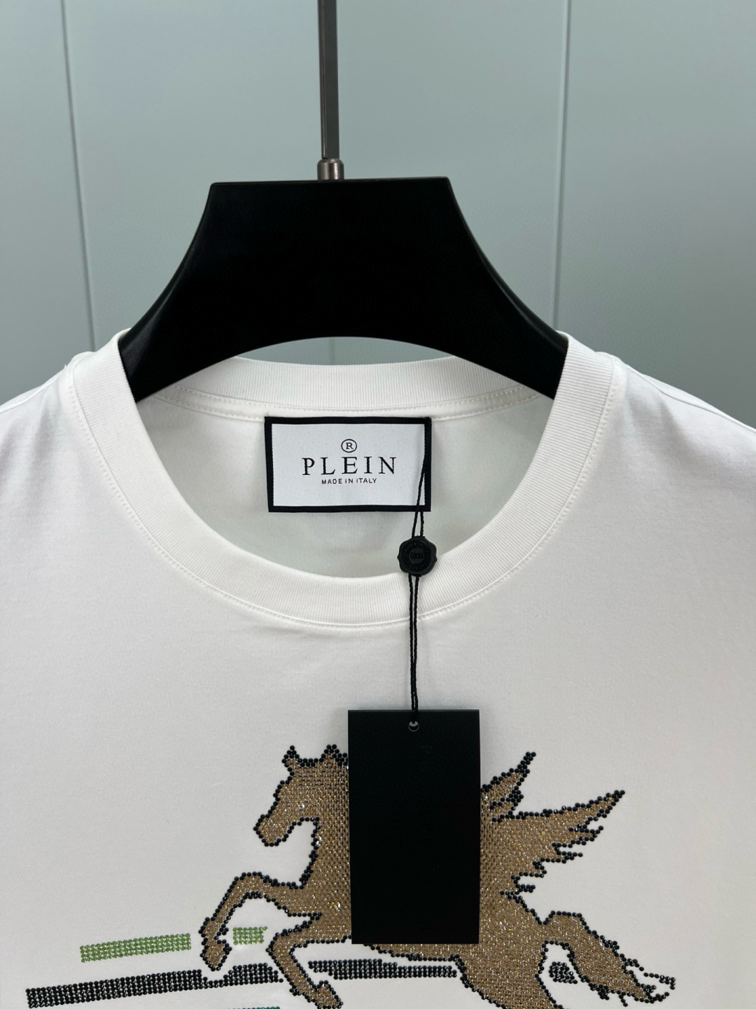 
PHILIPP PLEIN 25春夏新品男士Racing Club水晶标识短袖圆领T恤，背面饰有经典P