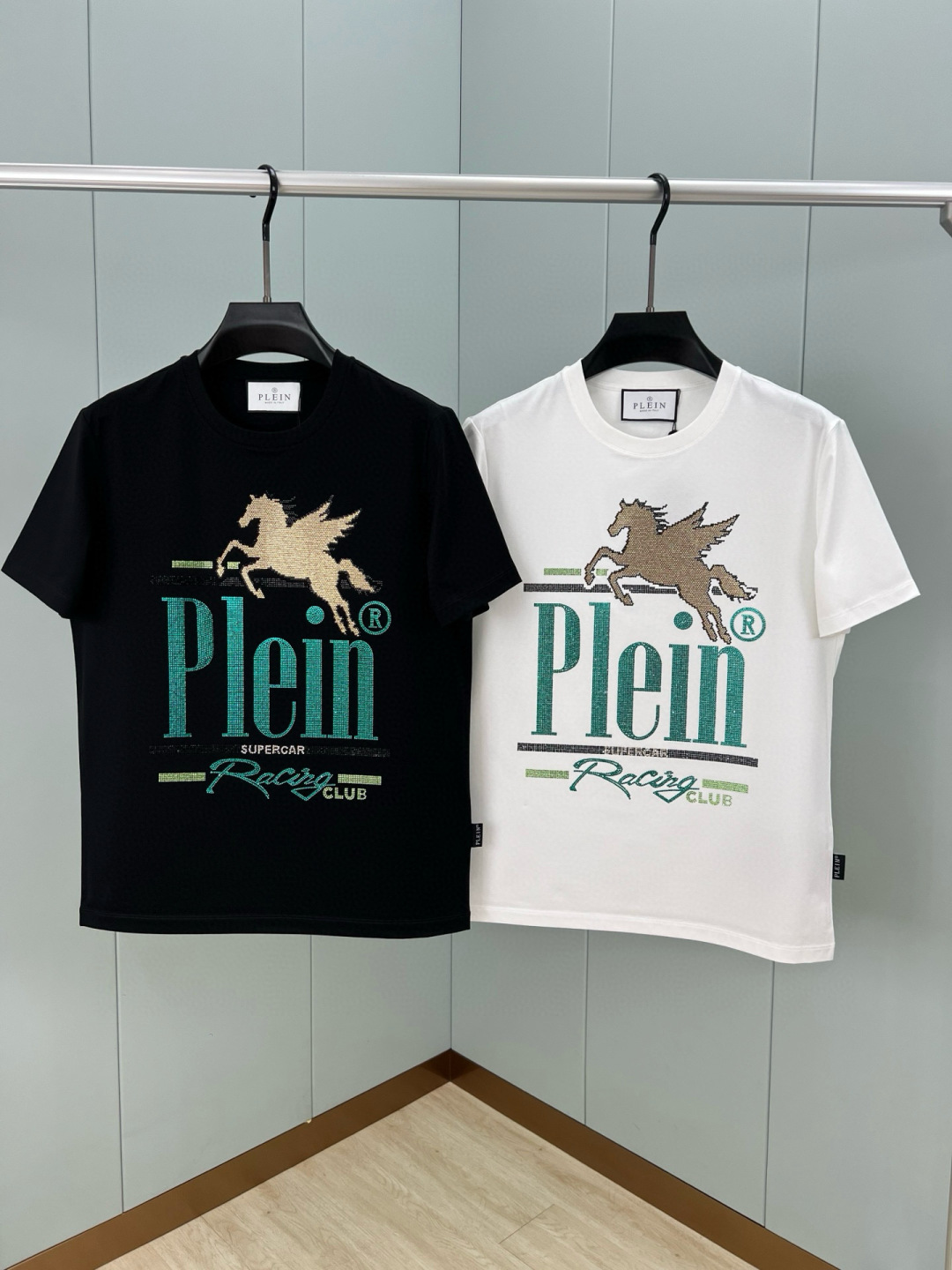 
PHILIPP PLEIN 25春夏新品男士Racing Club水晶标识短袖圆领T恤，背面饰有经典P