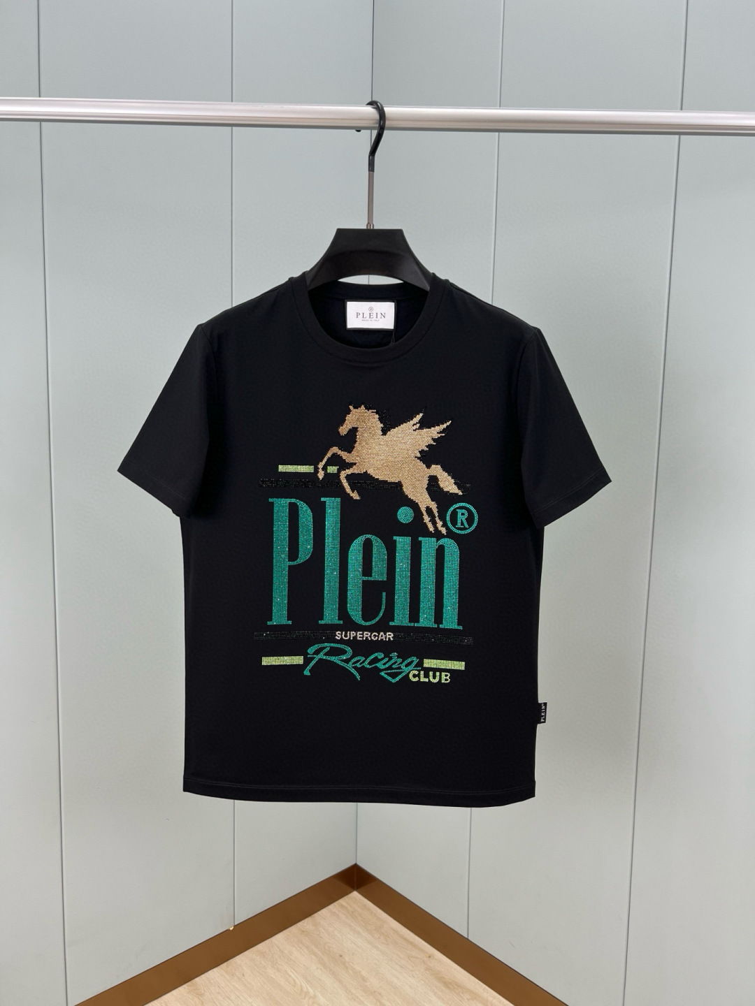 
PHILIPP PLEIN 25春夏新品男士Racing Club水晶标识短袖圆领T恤，背面饰有经典P