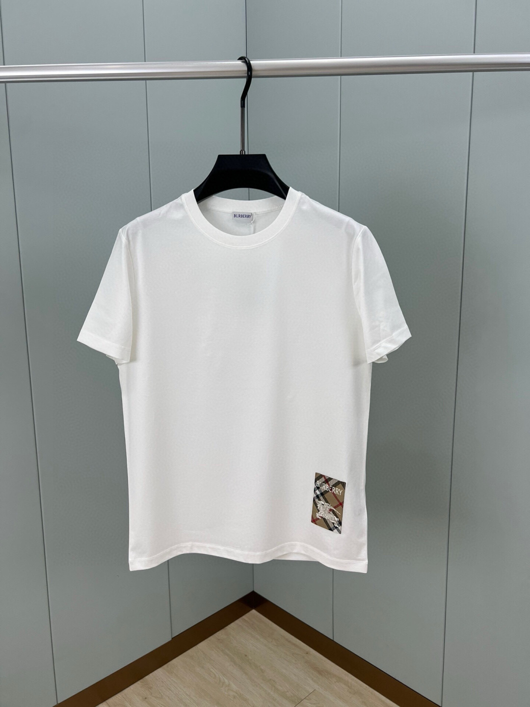 
Burberry 25春夏新品格纹标签贴花短袖T恤，正面下脚侧边饰牌贴花巧妙融合精纺Burberry 