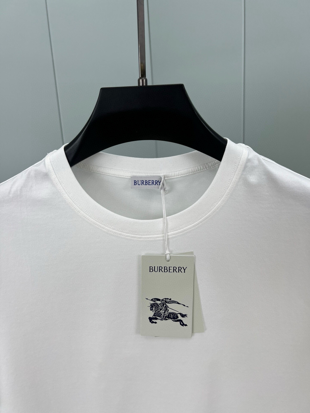 
Burberry 25春夏新品格纹标签贴花短袖T恤，正面下脚侧边饰牌贴花巧妙融合精纺Burberry 