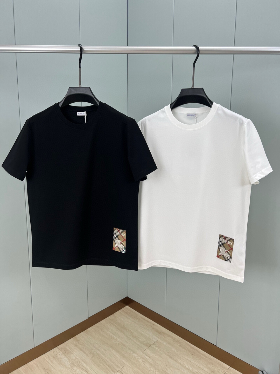 
Burberry 25春夏新品格纹标签贴花短袖T恤，正面下脚侧边饰牌贴花巧妙融合精纺Burberry 