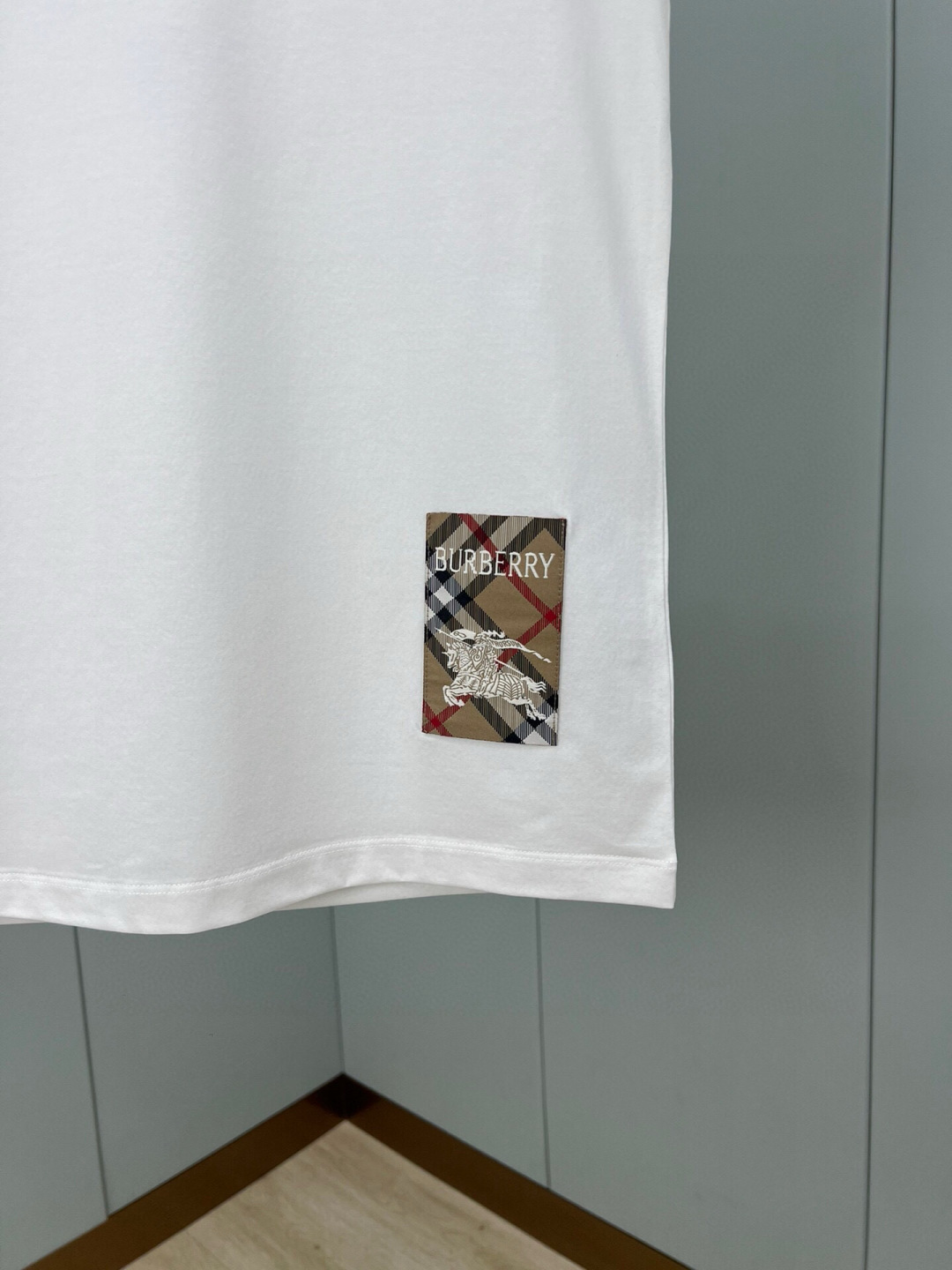 
Burberry 25春夏新品格纹标签贴花短袖T恤，正面下脚侧边饰牌贴花巧妙融合精纺Burberry 