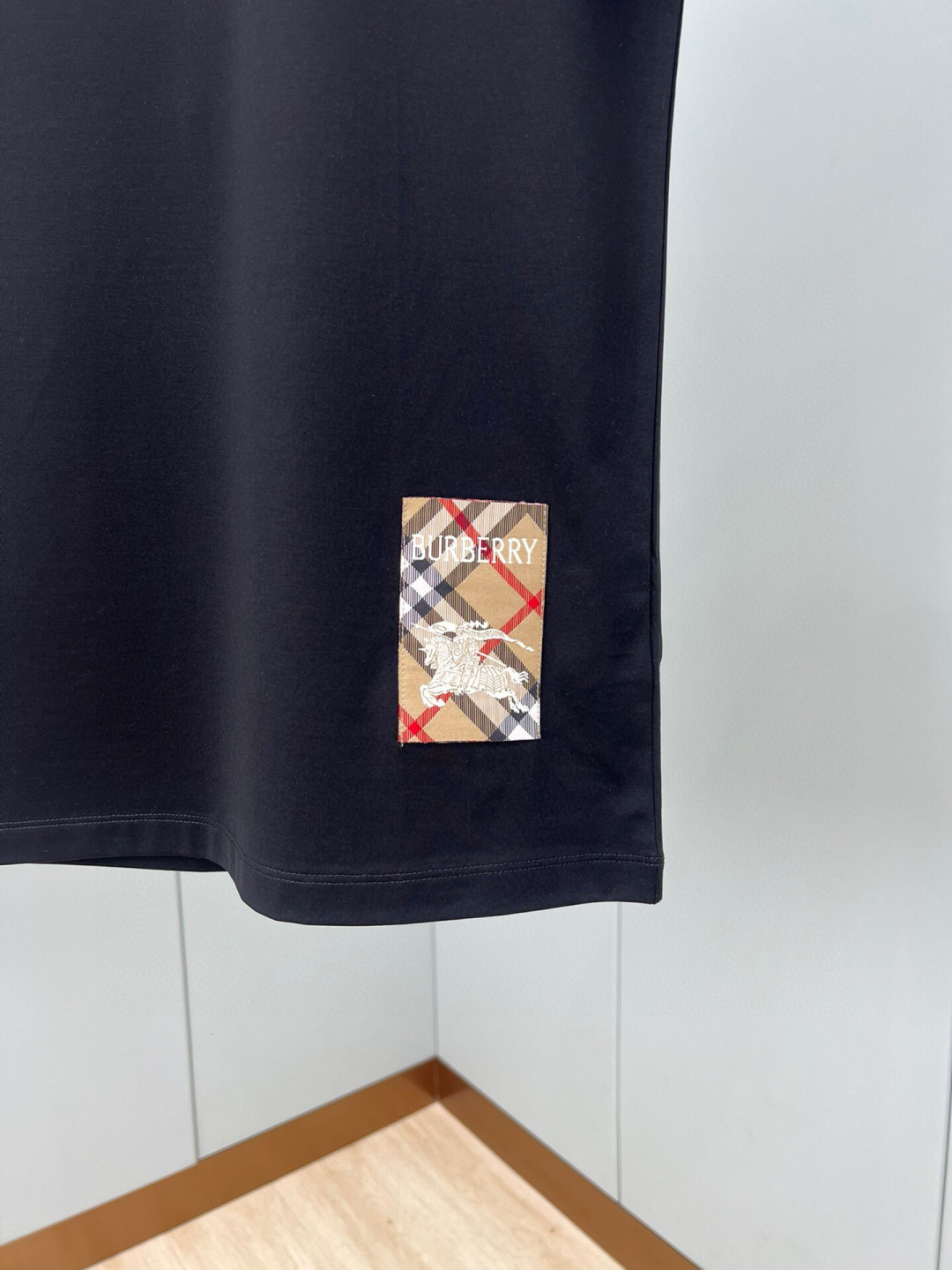 
Burberry 25春夏新品格纹标签贴花短袖T恤，正面下脚侧边饰牌贴花巧妙融合精纺Burberry 