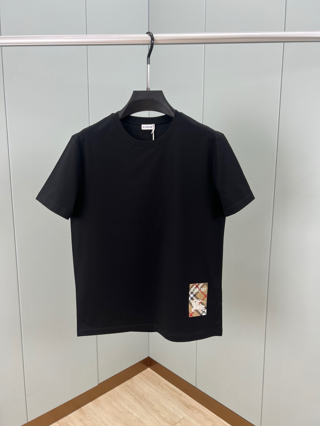 
Burberry 25春夏新品格纹标签贴花短袖T恤，正面下脚侧边饰牌贴花巧妙融合精纺Burberry 