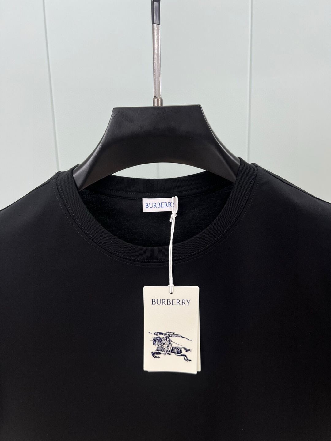 
Burberry 25春夏新品格纹标签贴花短袖T恤，正面下脚侧边饰牌贴花巧妙融合精纺Burberry 