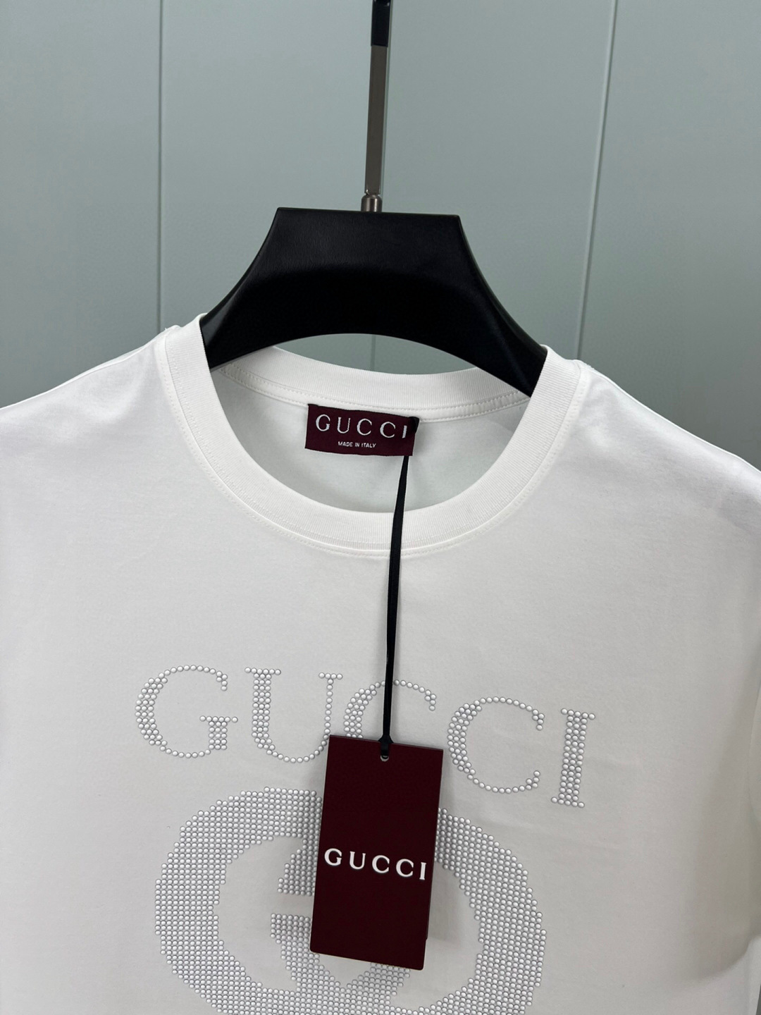 
Gucci 25春夏新品GG缀饰铆钉装饰logo短袖T恤，正面胸前GG字母白色铆钉装饰彰显品牌辨识度设