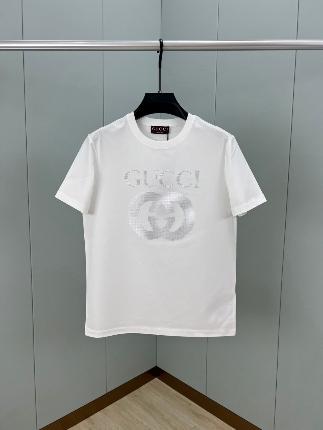 
Gucci 25春夏新品GG缀饰铆钉装饰logo短袖T恤，正面胸前GG字母白色铆钉装饰彰显品牌辨识度设