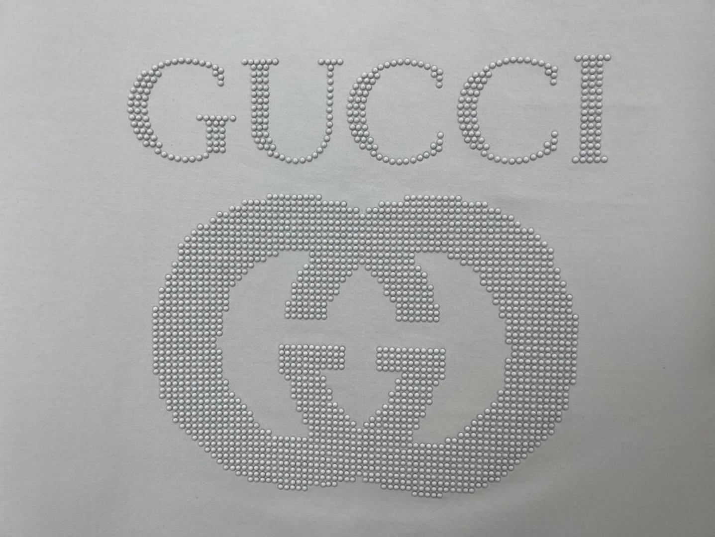 
Gucci 25春夏新品GG缀饰铆钉装饰logo短袖T恤，正面胸前GG字母白色铆钉装饰彰显品牌辨识度设