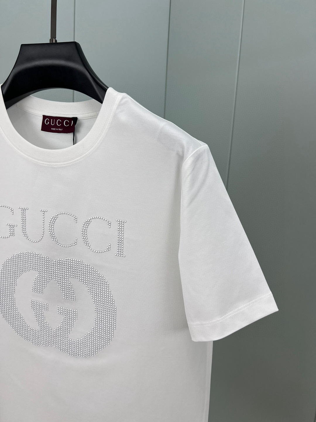 
Gucci 25春夏新品GG缀饰铆钉装饰logo短袖T恤，正面胸前GG字母白色铆钉装饰彰显品牌辨识度设