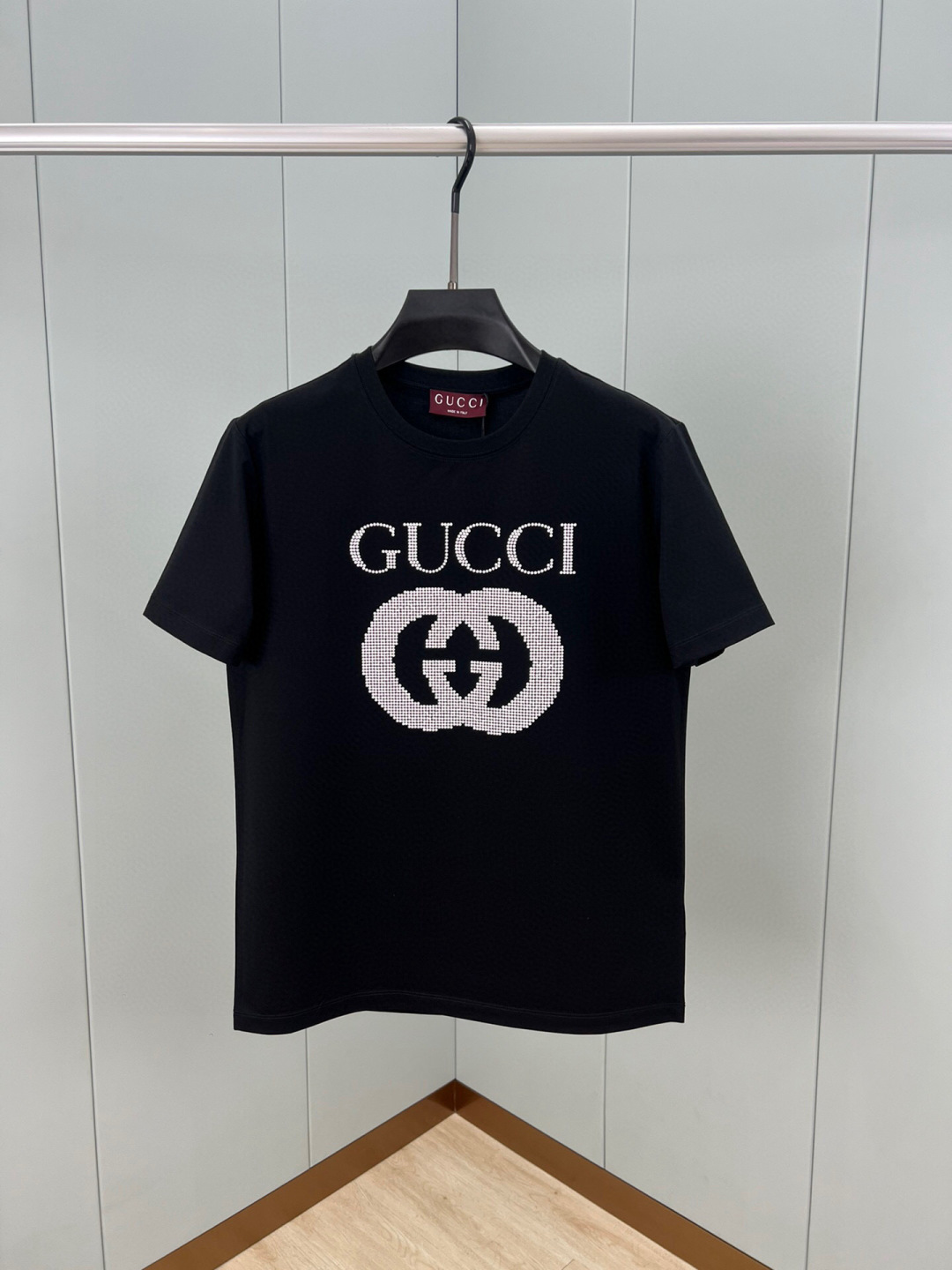 
Gucci 25春夏新品GG缀饰铆钉装饰logo短袖T恤，正面胸前GG字母白色铆钉装饰彰显品牌辨识度设