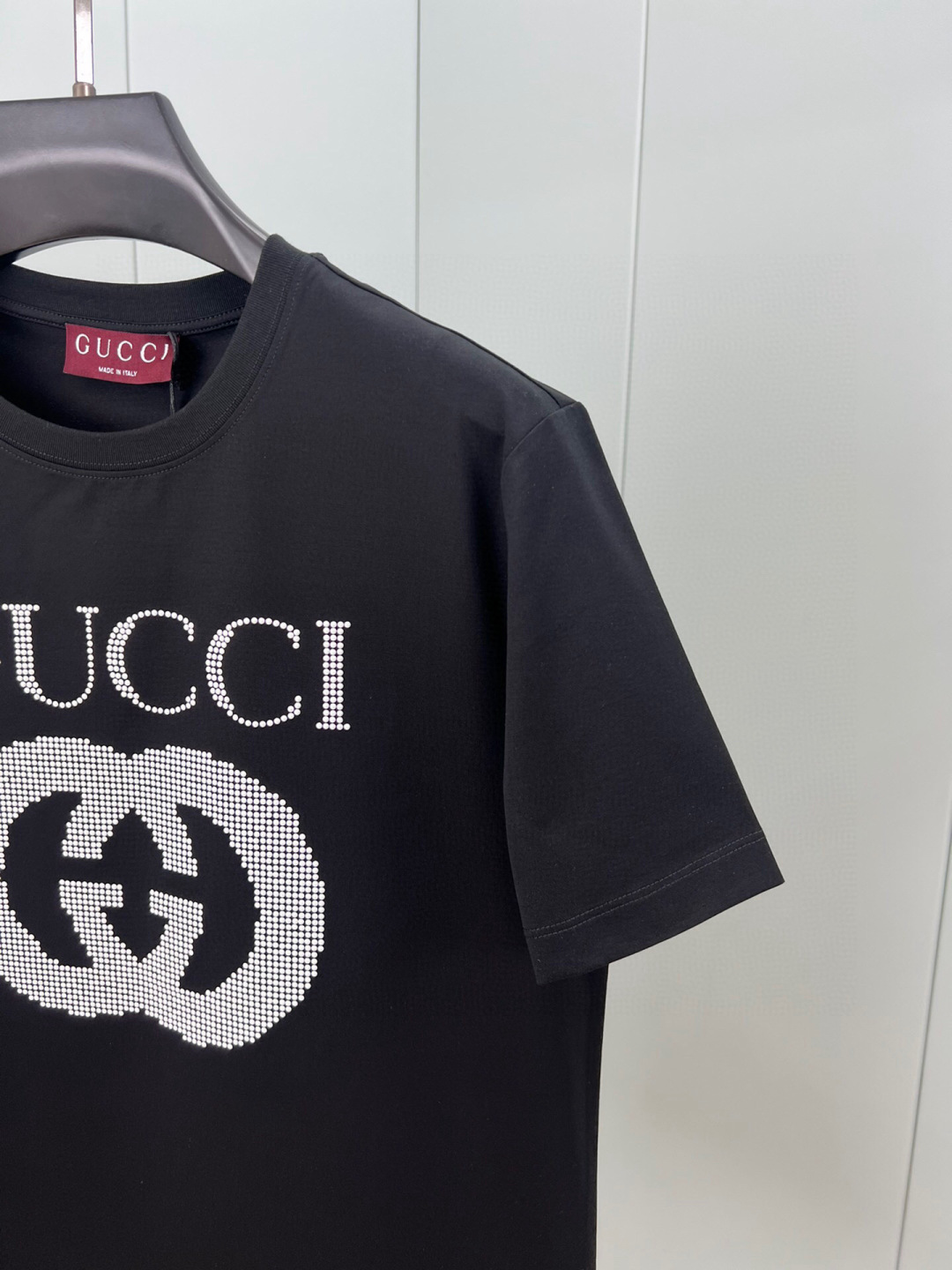 
Gucci 25春夏新品GG缀饰铆钉装饰logo短袖T恤，正面胸前GG字母白色铆钉装饰彰显品牌辨识度设