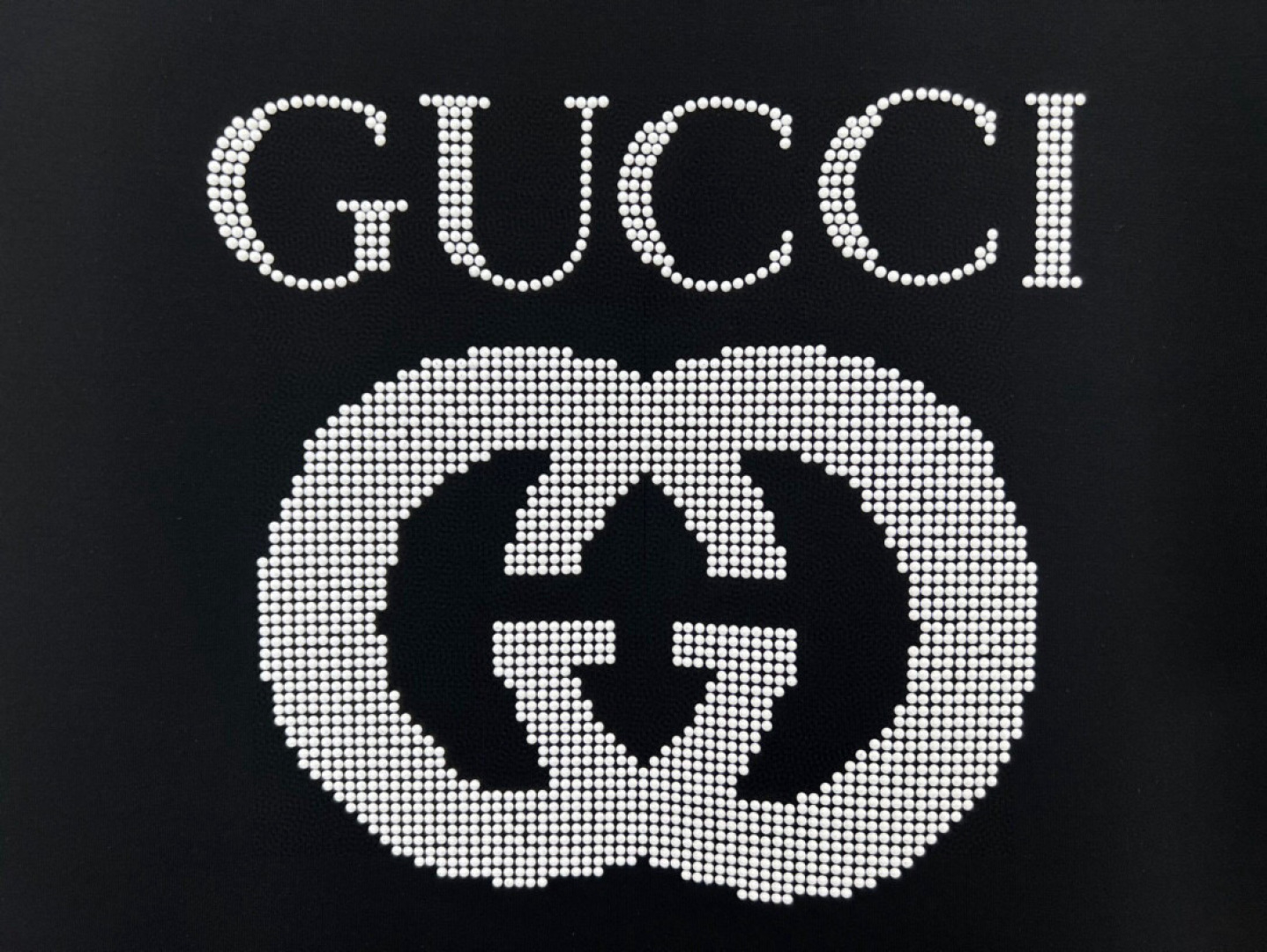 
Gucci 25春夏新品GG缀饰铆钉装饰logo短袖T恤，正面胸前GG字母白色铆钉装饰彰显品牌辨识度设