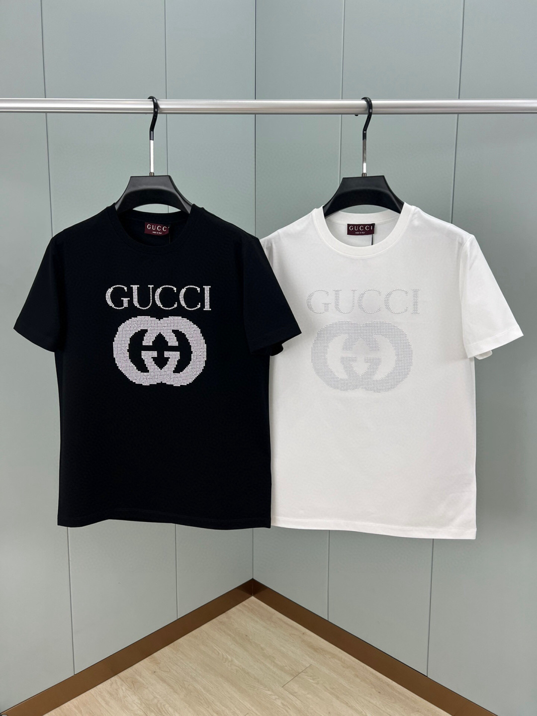 
Gucci 25春夏新品GG缀饰铆钉装饰logo短袖T恤，正面胸前GG字母白色铆钉装饰彰显品牌辨识度设