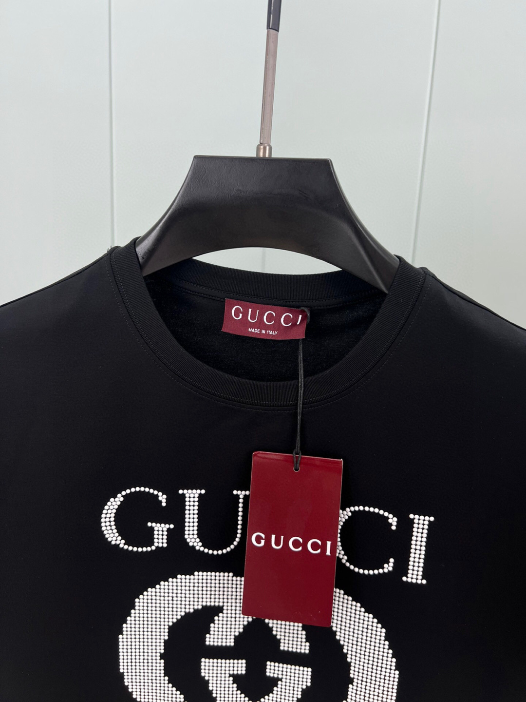 
Gucci 25春夏新品GG缀饰铆钉装饰logo短袖T恤，正面胸前GG字母白色铆钉装饰彰显品牌辨识度设