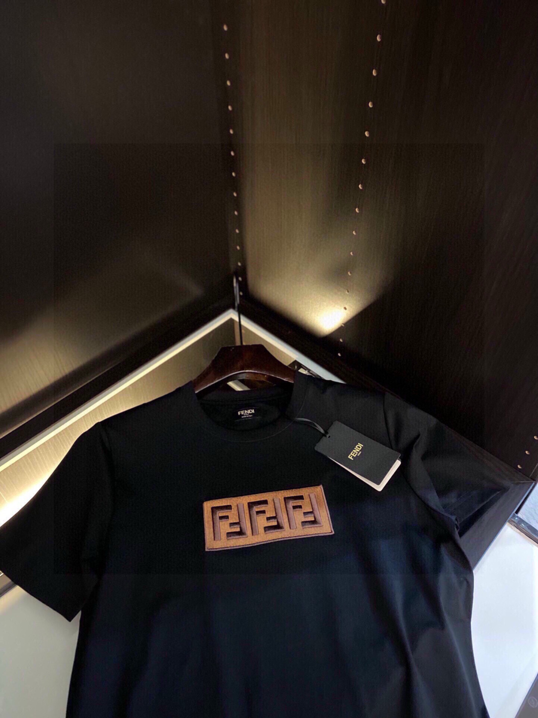 
【现货，四季款】FD新款双F刺绣短袖T恤   最新系列再次延续大热的品牌LOGO          正