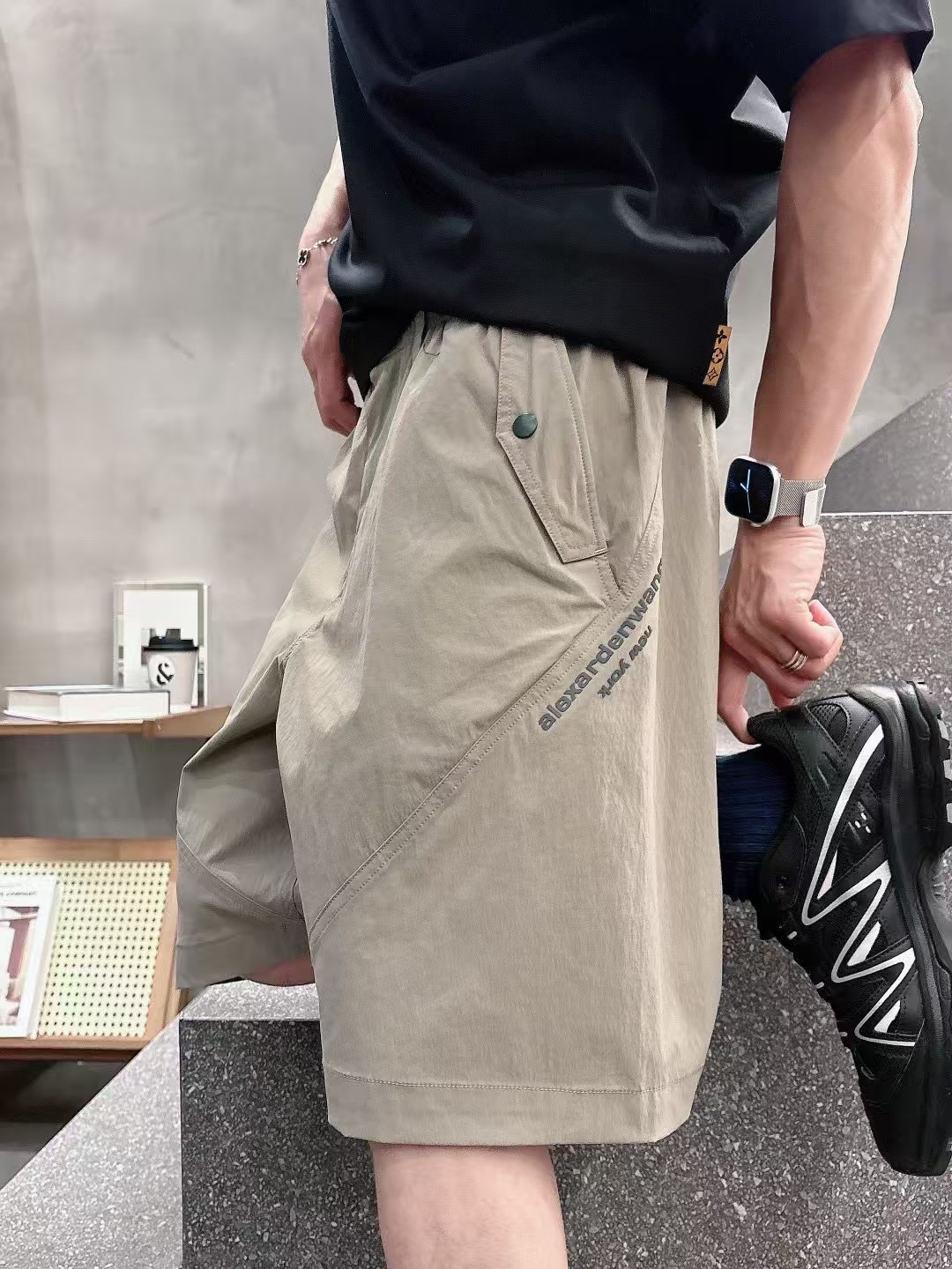 
大王休闲裤
季度：2025夏款
尺码：M-3XL
版型：宽松休闲裤
工艺：特种纱线(超细、异形结构纱使