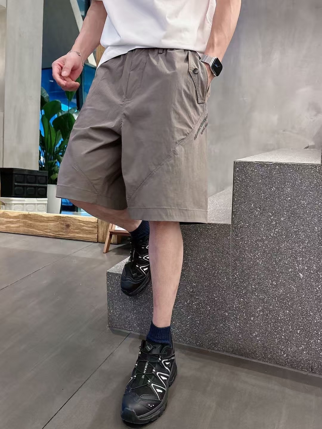 
大王休闲裤
季度：2025夏款
尺码：M-3XL
版型：宽松休闲裤
工艺：特种纱线(超细、异形结构纱使