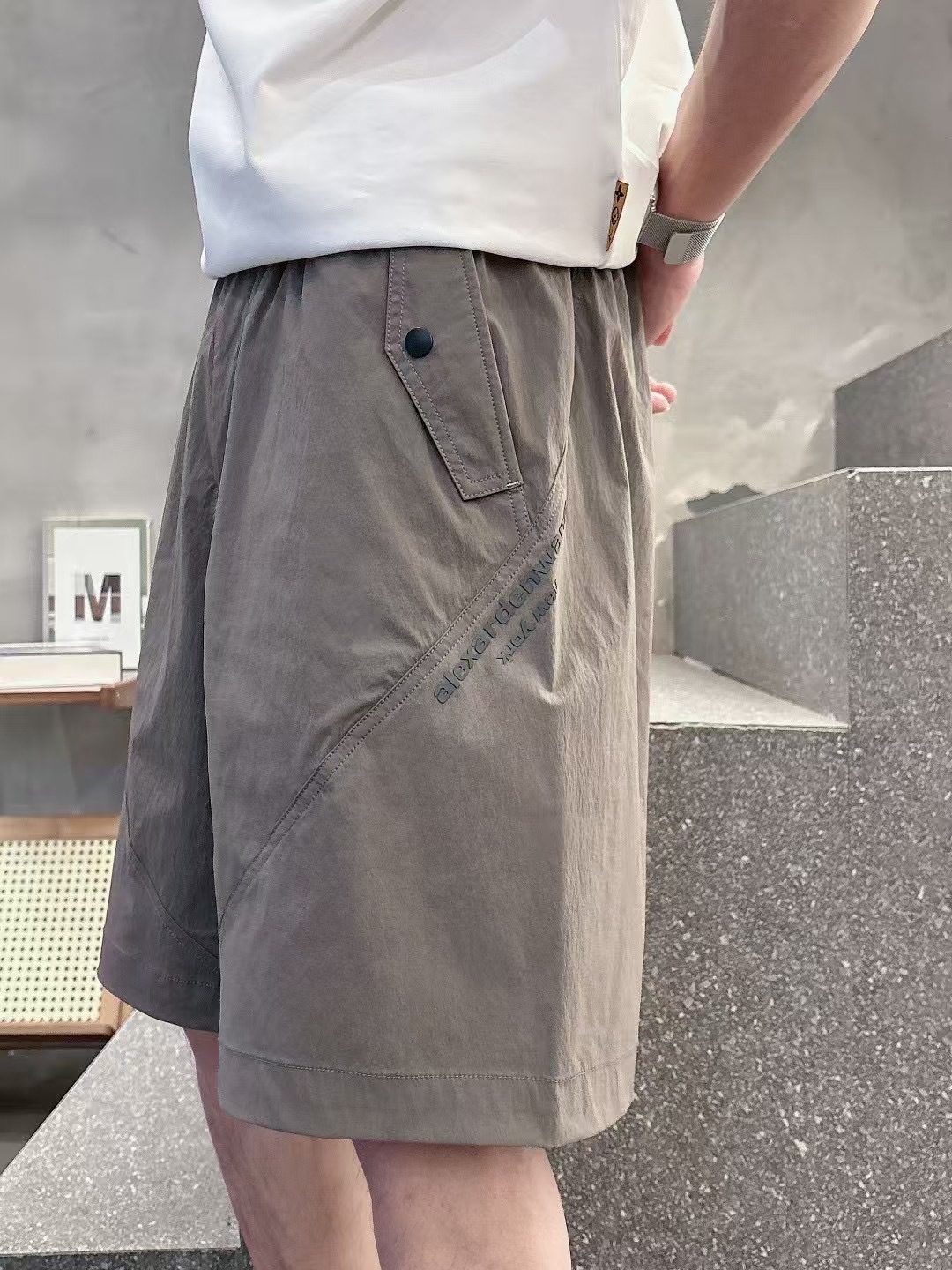 
大王休闲裤
季度：2025夏款
尺码：M-3XL
版型：宽松休闲裤
工艺：特种纱线(超细、异形结构纱使