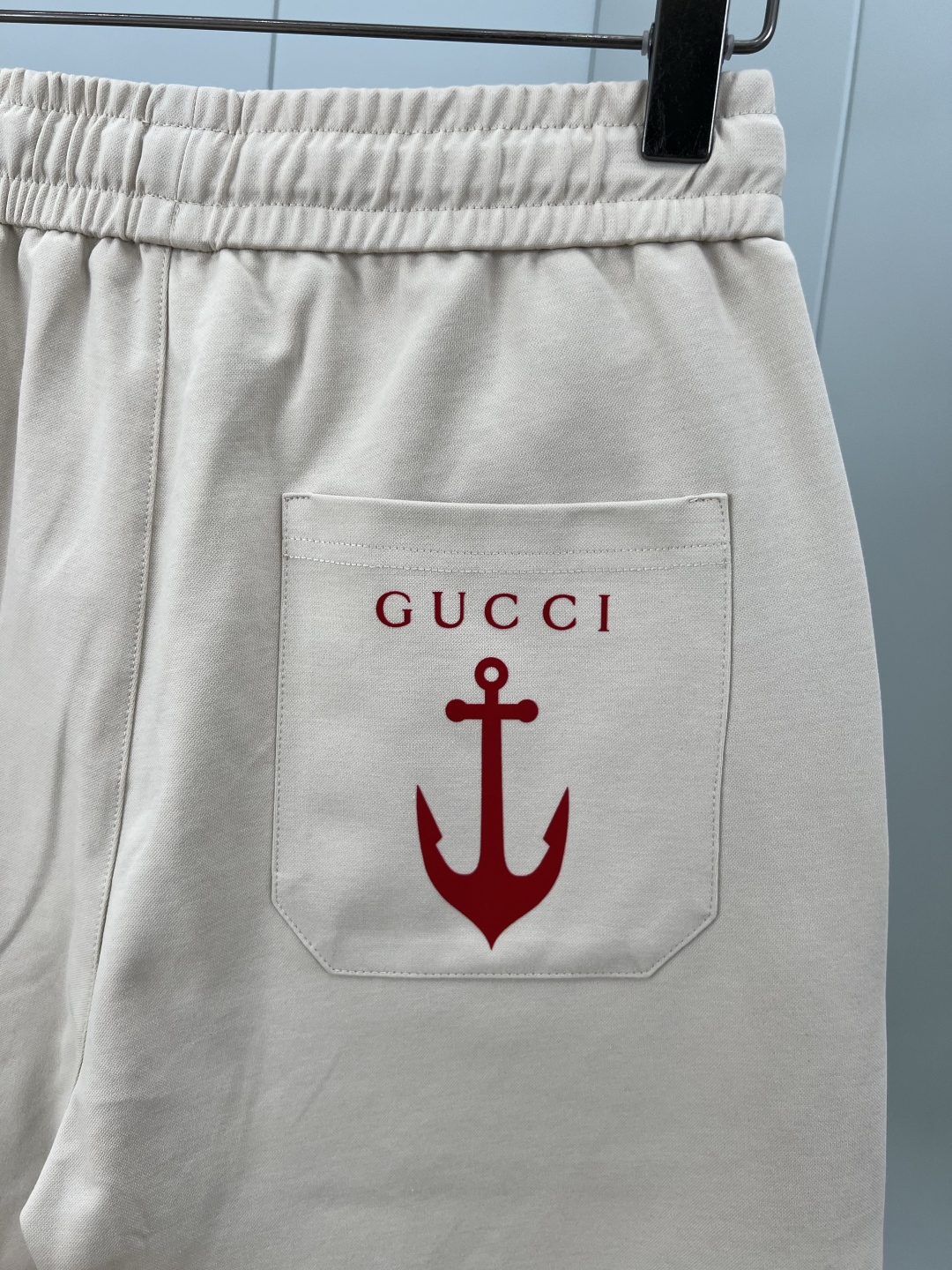 
Gucci.古驰 25夏季男士新品船锚⚓️植绒印花标识冰氧棉休闲短裤，背面贴袋饰GUCCI船锚植绒印花