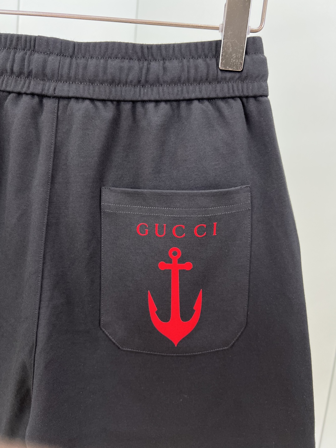 
Gucci.古驰 25夏季男士新品船锚⚓️植绒印花标识冰氧棉休闲短裤，背面贴袋饰GUCCI船锚植绒印花