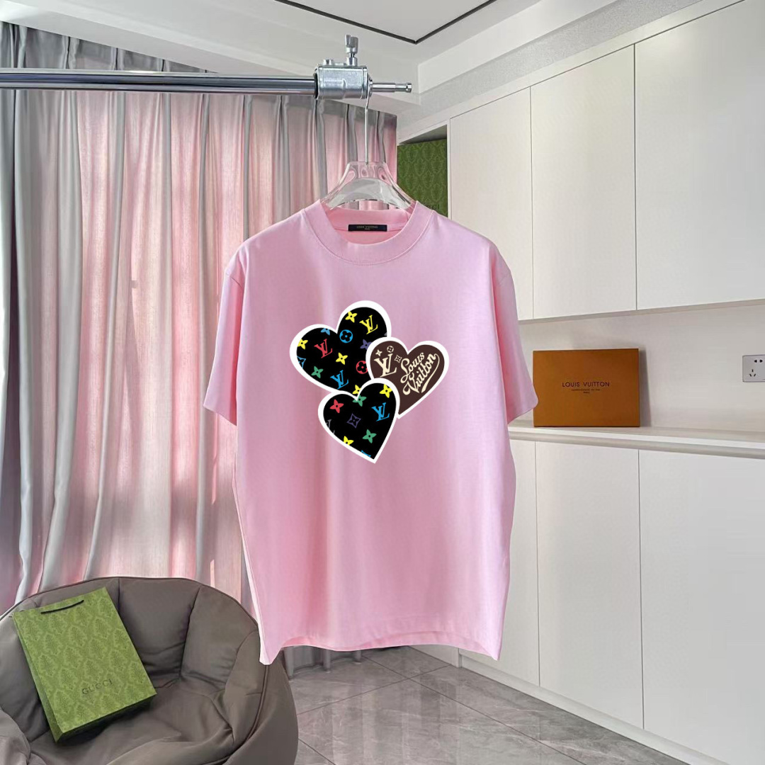 
1V*2025夏季新款  个性字母logo印花  定制面料300g  短袖T恤  男女同款
尺码：S 