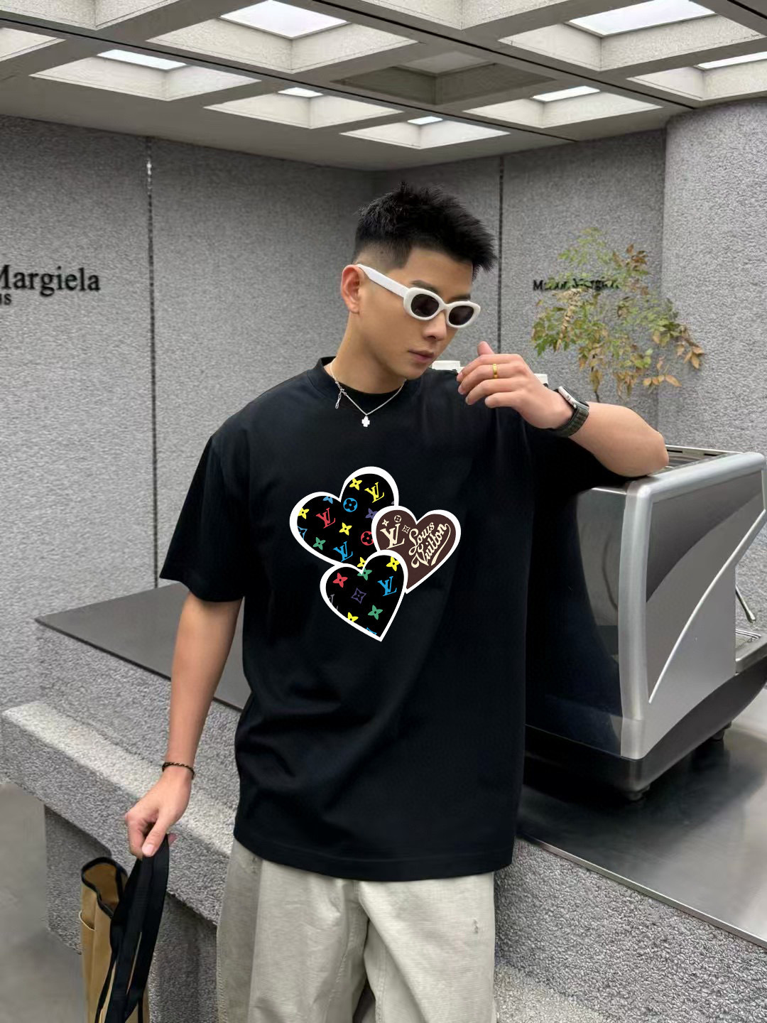 
1V*2025夏季新款  个性字母logo印花  定制面料300g  短袖T恤  男女同款
尺码：S 