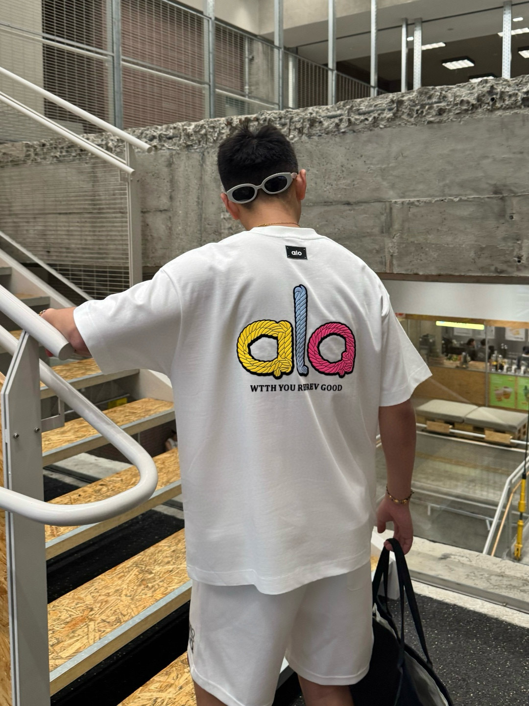 
alo 2025春夏新款短袖T恤 300克重磅纯棉100%字母Logo 颜色：黑色 白色 码数：S M