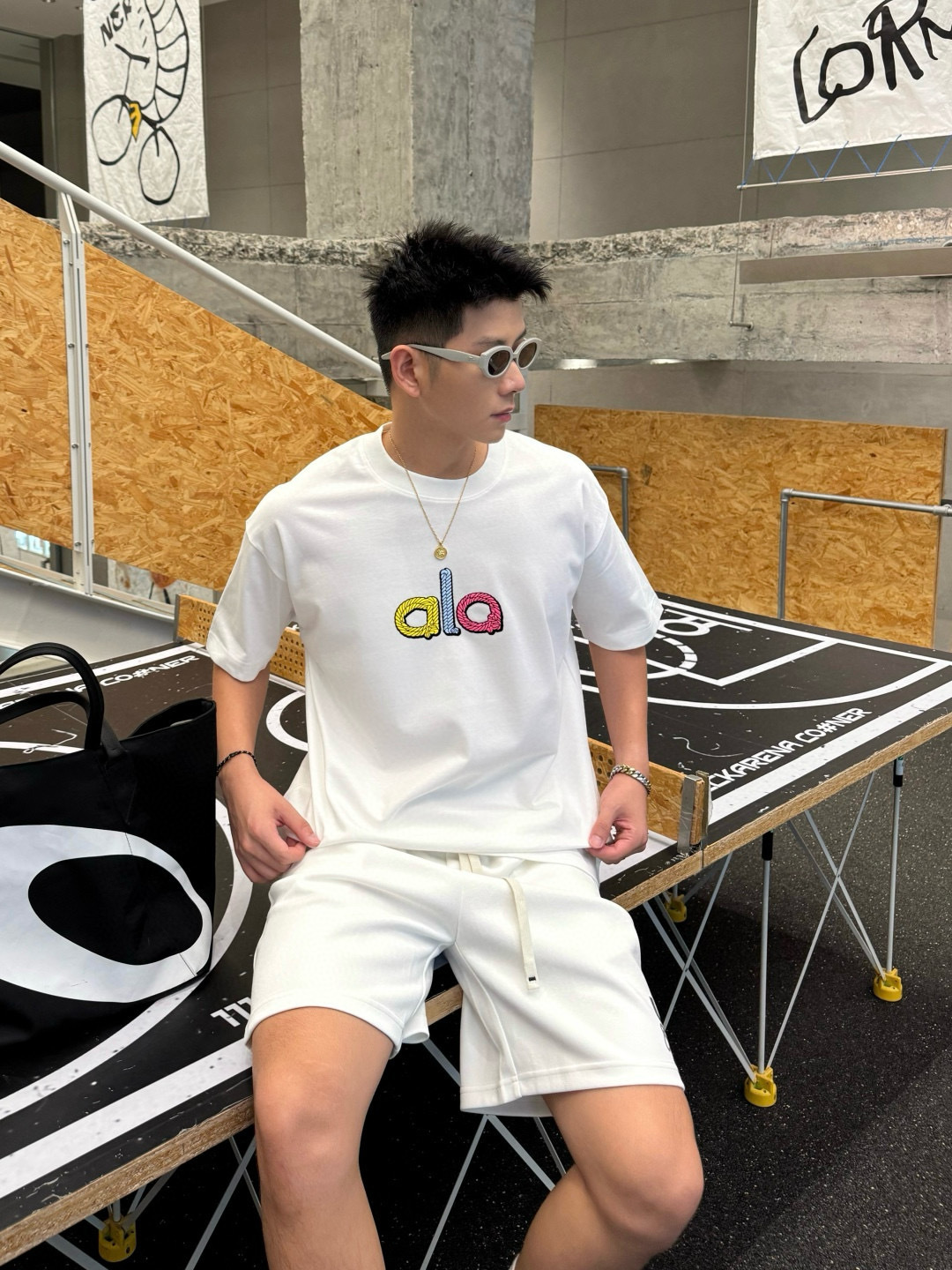 
alo 2025春夏新款短袖T恤 300克重磅纯棉100%字母Logo 颜色：黑色 白色 码数：S M