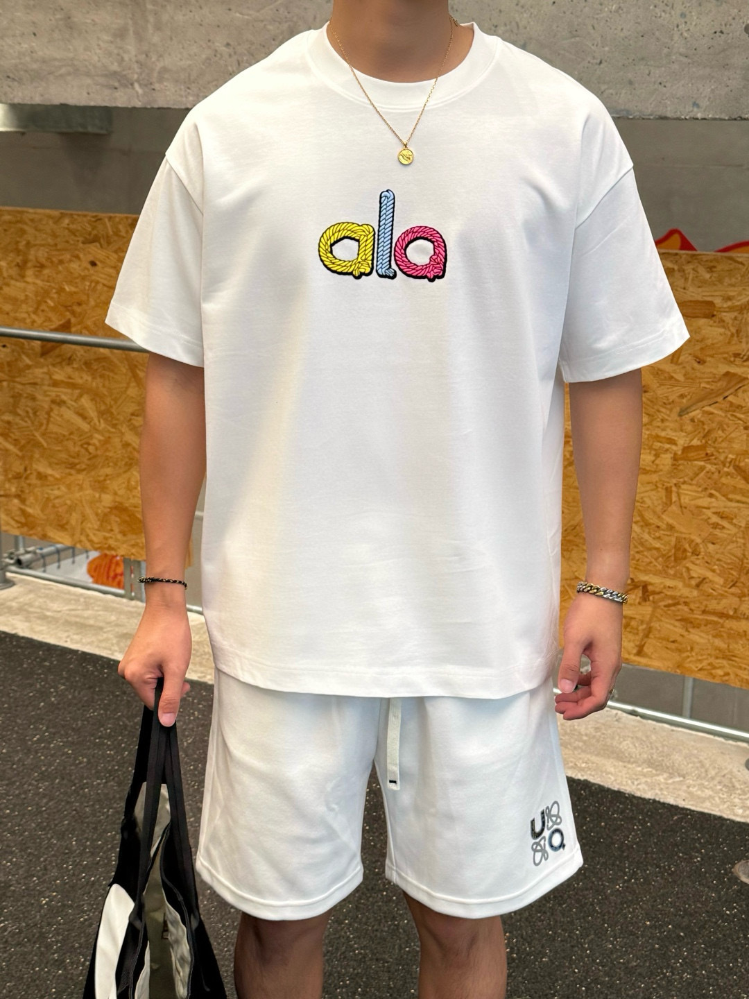 
alo 2025春夏新款短袖T恤 300克重磅纯棉100%字母Logo 颜色：黑色 白色 码数：S M