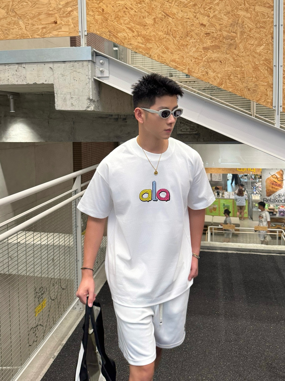 
alo 2025春夏新款短袖T恤 300克重磅纯棉100%字母Logo 颜色：黑色 白色 码数：S M