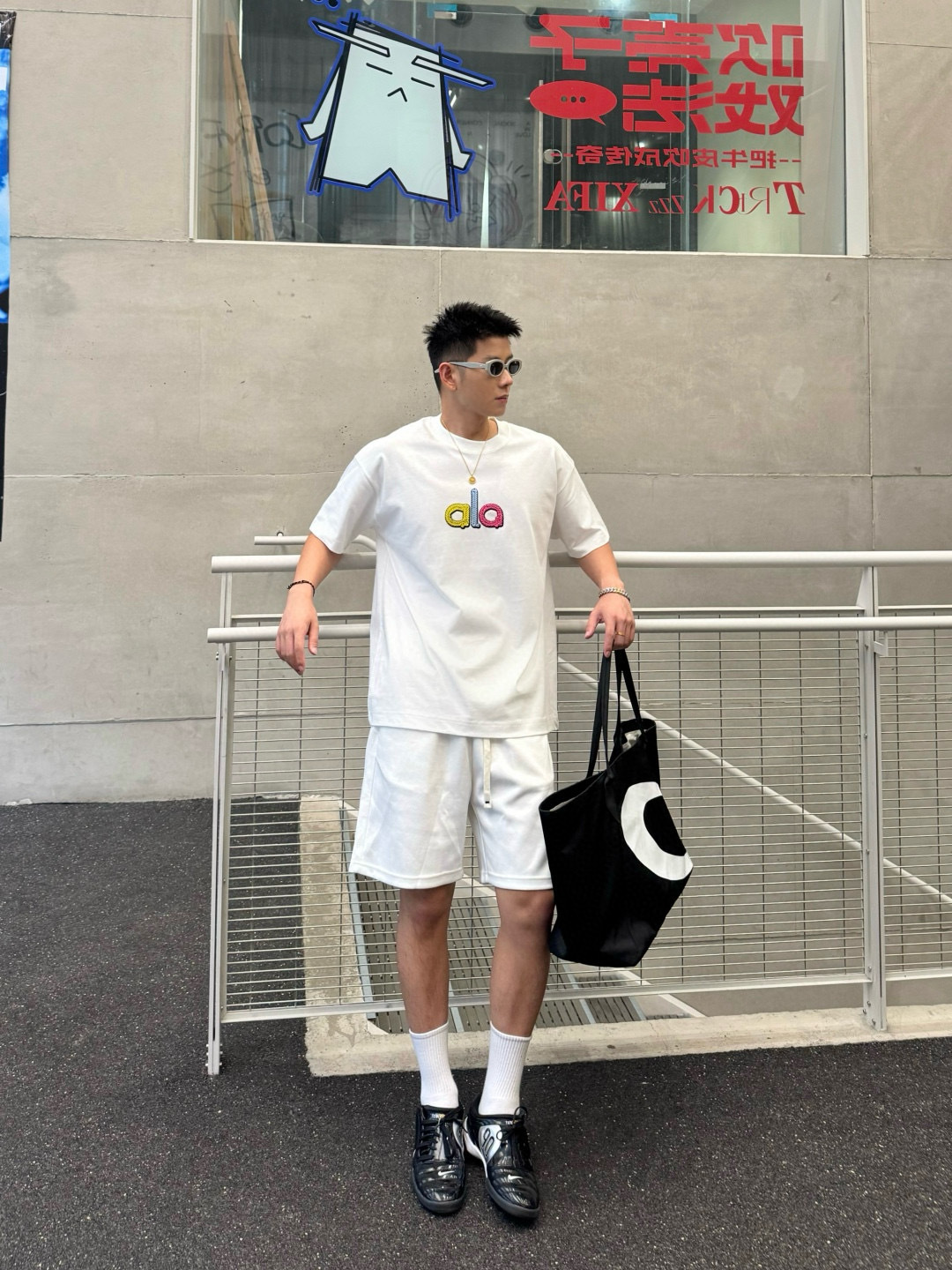 
alo 2025春夏新款短袖T恤 300克重磅纯棉100%字母Logo 颜色：黑色 白色 码数：S M