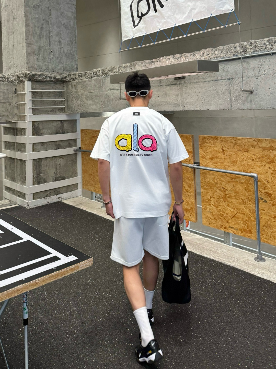 
alo 2025春夏新款短袖T恤 300克重磅纯棉100%字母Logo 颜色：黑色 白色 码数：S M