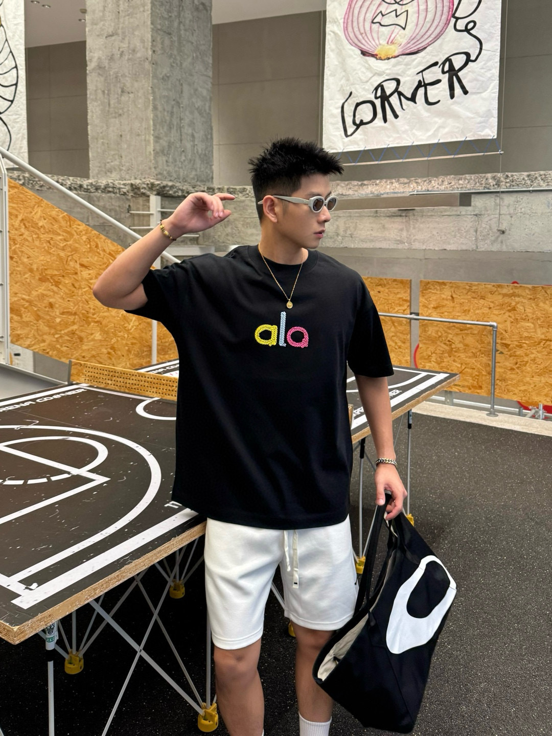 
alo 2025春夏新款短袖T恤 300克重磅纯棉100%字母Logo 颜色：黑色 白色 码数：S M